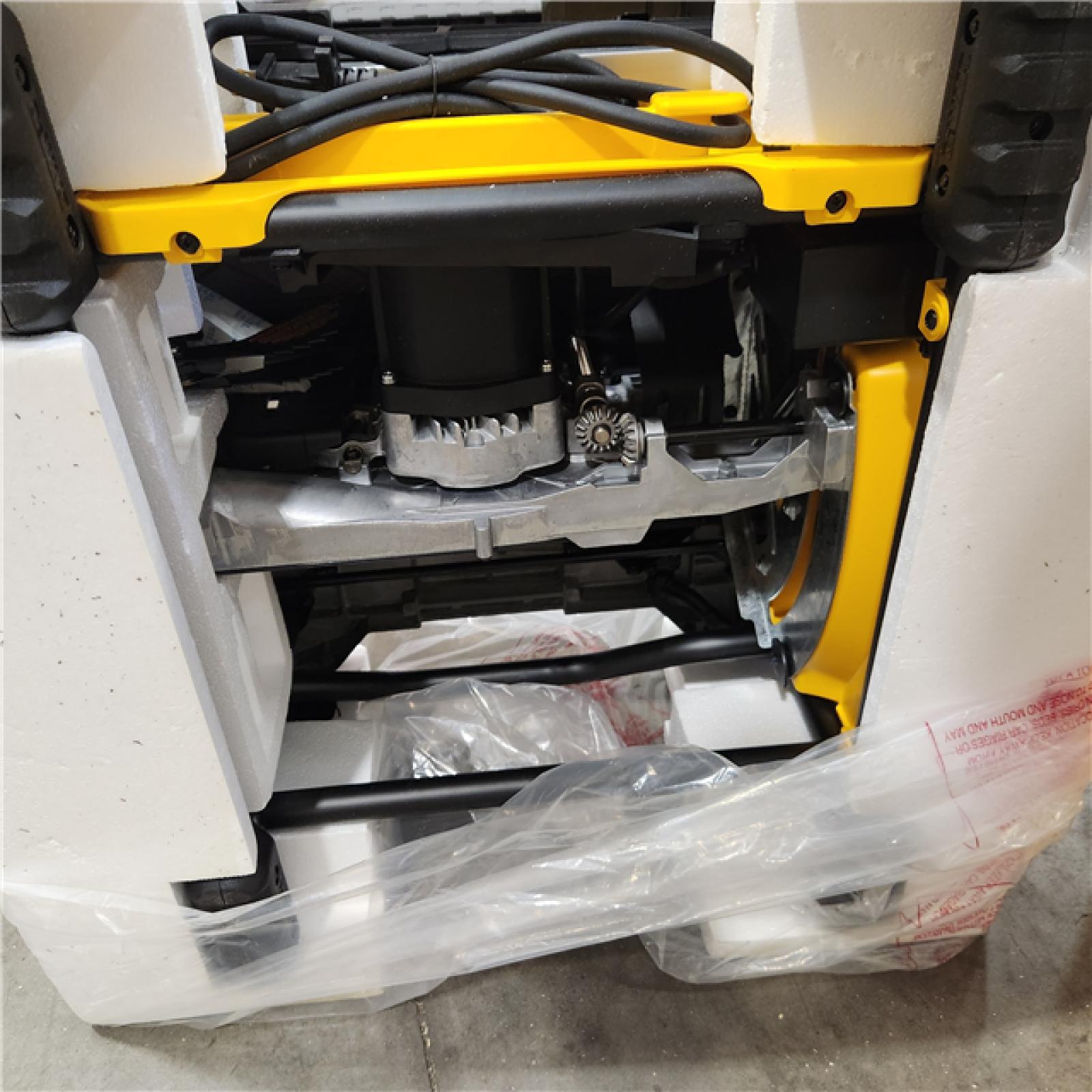 Excellent - DEWALT 15 Amp Corded 8-1/4 in. Compact Portable Jobsite Table Saw