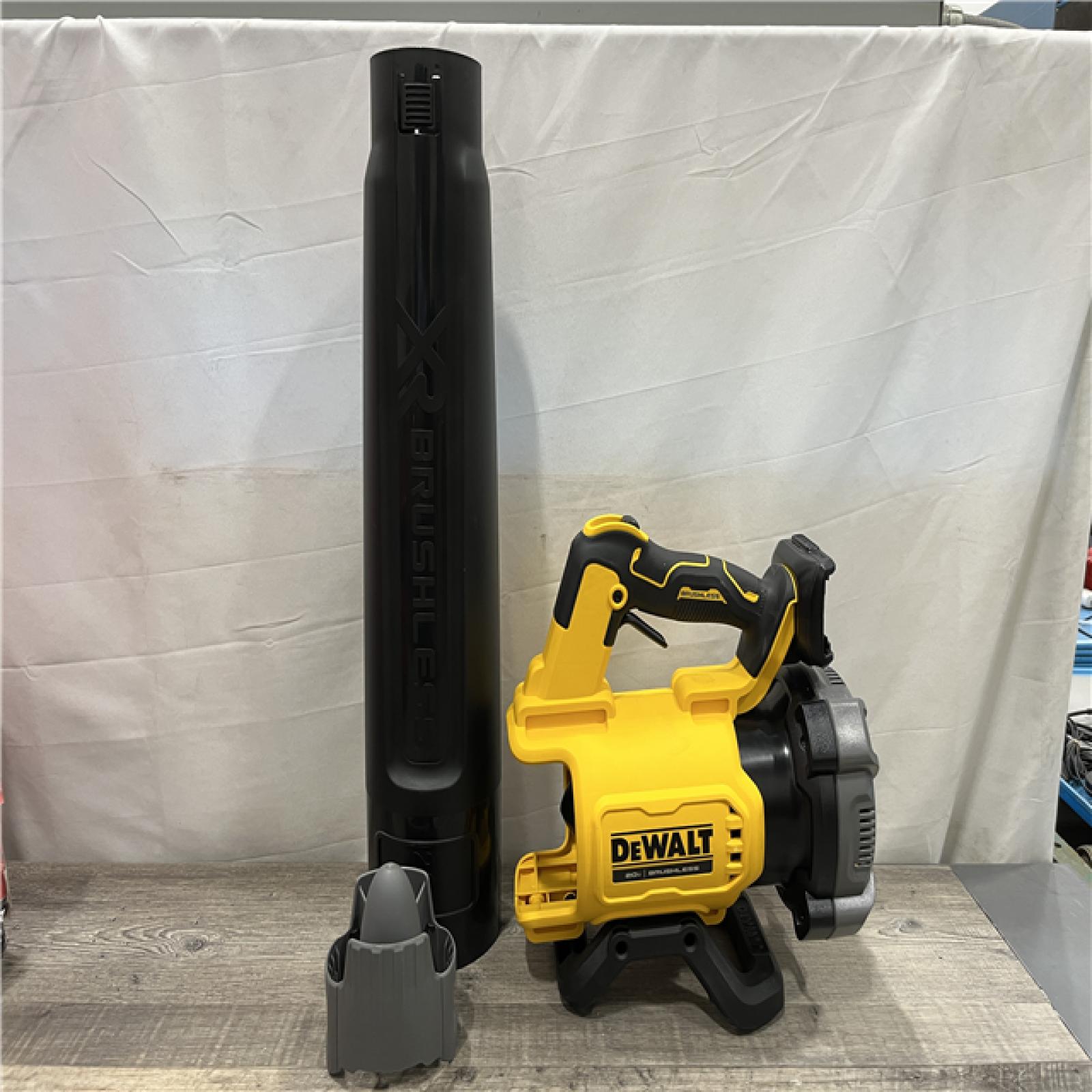 AS-IS DEWALT 20V MAX 125 MPH 450 CFM Brushless Cordless Handheld Leaf Blower with Concentrator Nozzle (Tool Only)