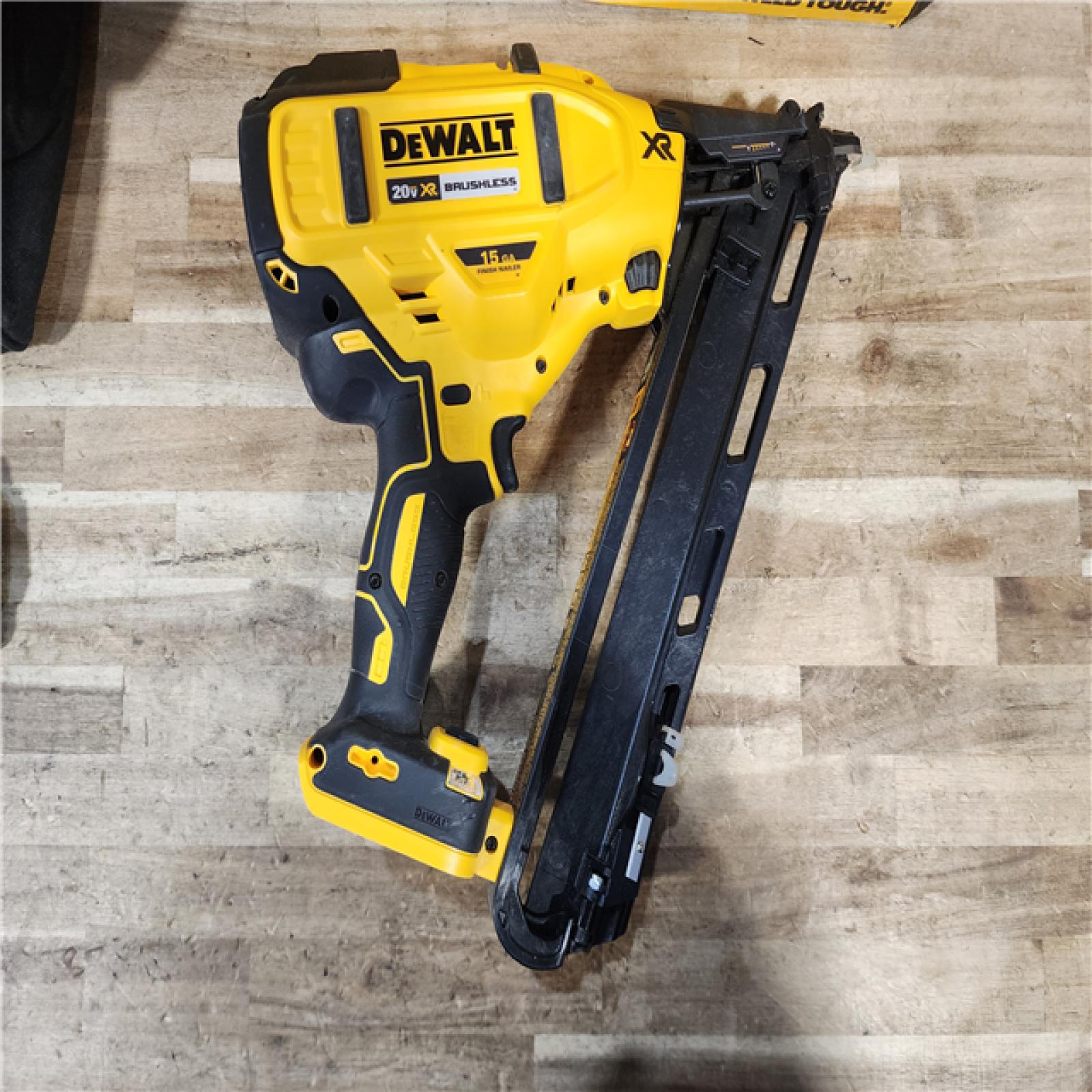 HOUSTON LOCATION - AS - IS DEWALT 20V MAX XR Lithium-Ion Cordless 2-1/2 in. 15-Gauge Finish Nailer Kit