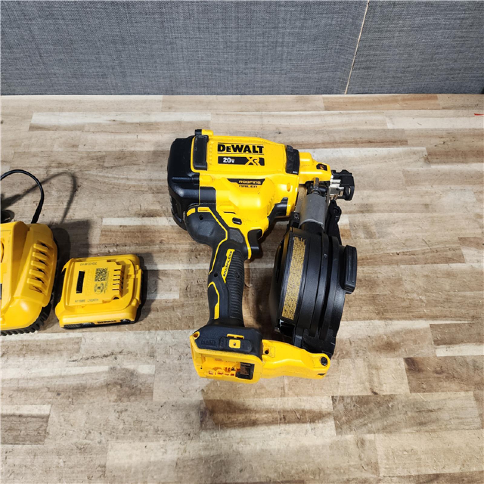 HOUSTON LOCATION - AS - IS DEWALT 20V MAX Lithium-Ion 15-Degree Electric Cordless Roofing Nailer Kit