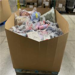 DALLAS LOCATION- NEW!- BULLSEYE MIXED CLOTHING PALLET (300 UNITS)