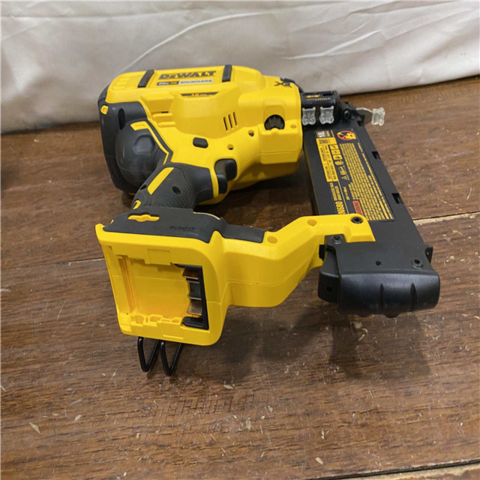 AS-IS DEWALT 20V MAX XR 18 Gauge Brad Nailer Kit