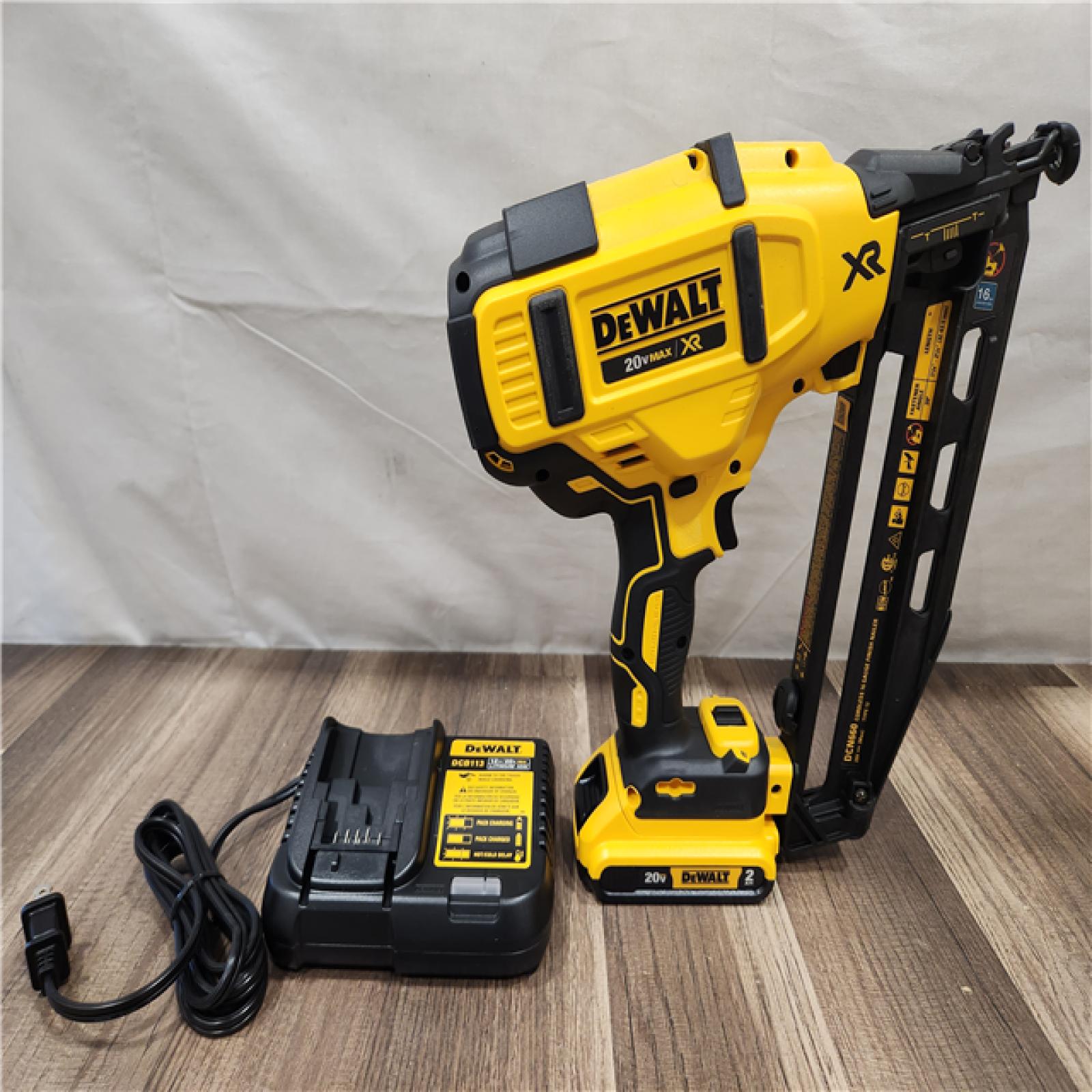 AS-SI- DeWalt 20V MAX Atomic Compact Cordless Pin Nailer Kit