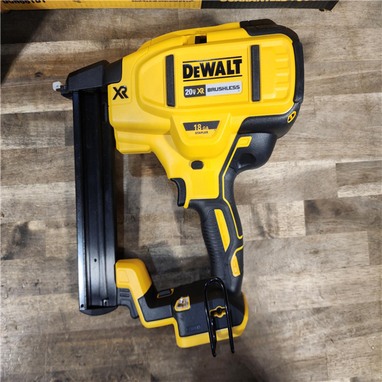 HOUSTON LOCATION - AS-IS DEWALT DCN681D1 20V 18Ga Stapler Kit