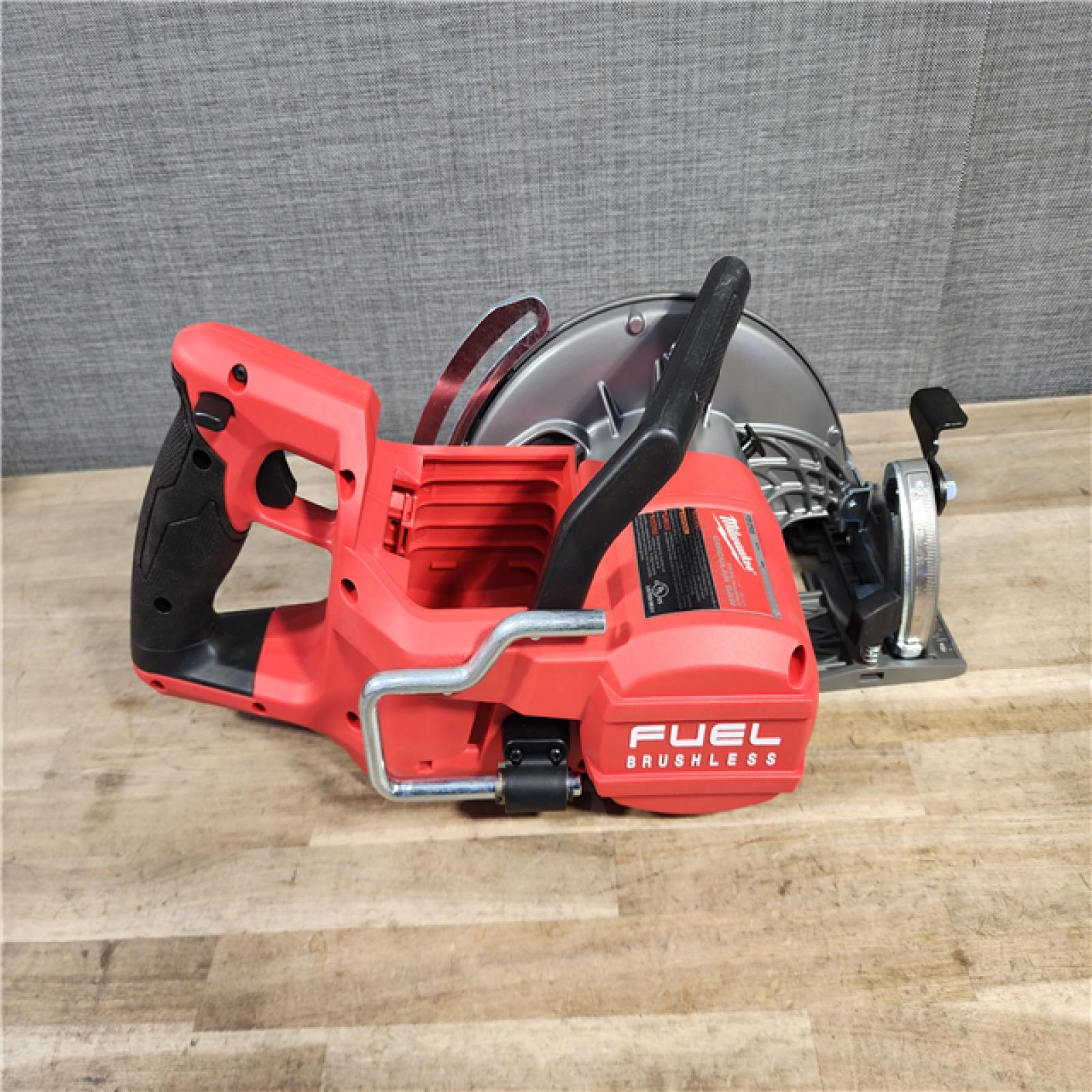 HOUSTON LOCATION - AS-IS (APPEARS LIKE NEW) Milwaukee 2830-20 Rear Handle Circular Saw M18 FUEL 7-1/4 Cordless Brushless Tool Only