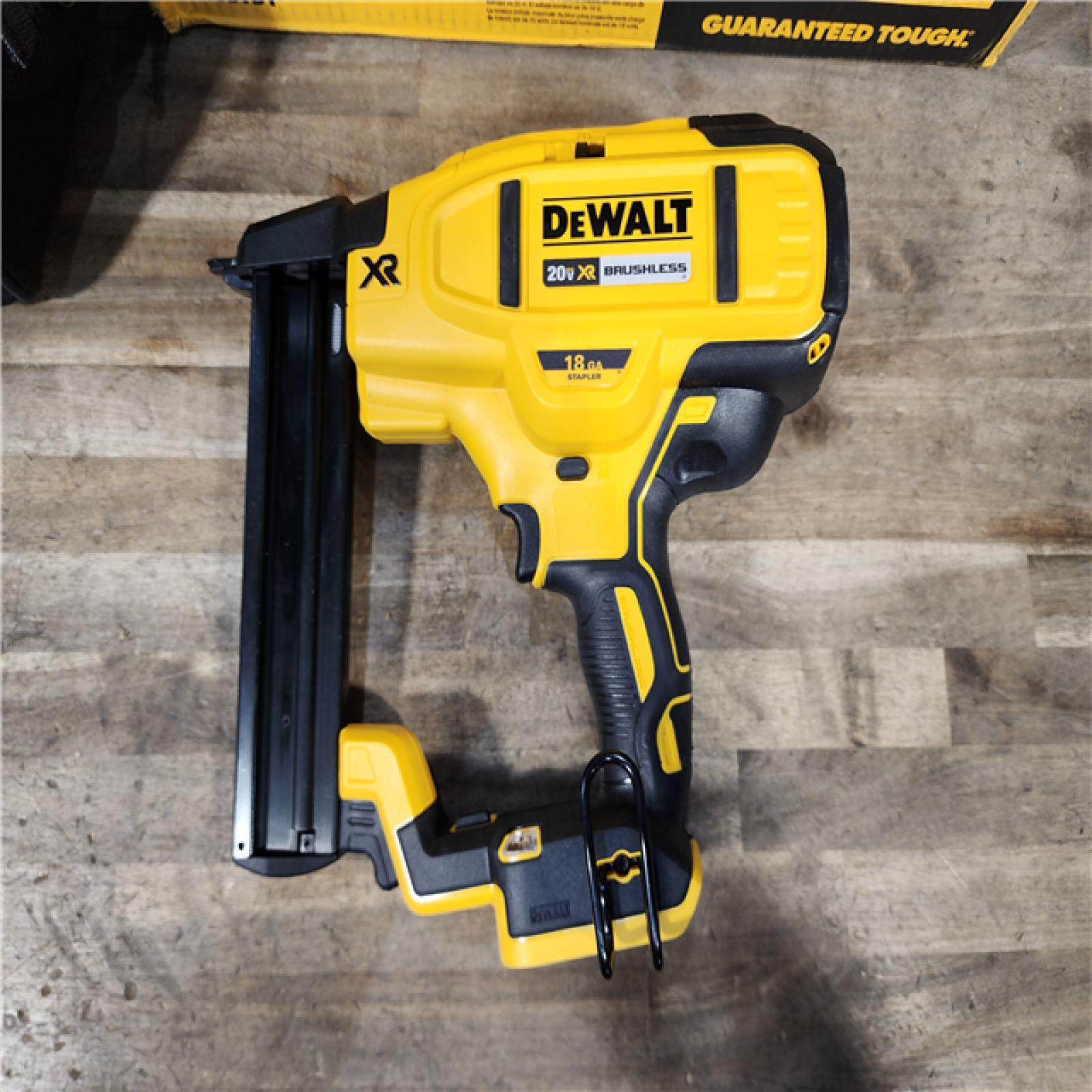 HOUSTON LOCATION - AS-IS DeWALT DCN681D1 20V MAX 18ga Cordless Brushless Narrow Crown Stapler Kit w/ BATTERY & CHARGER