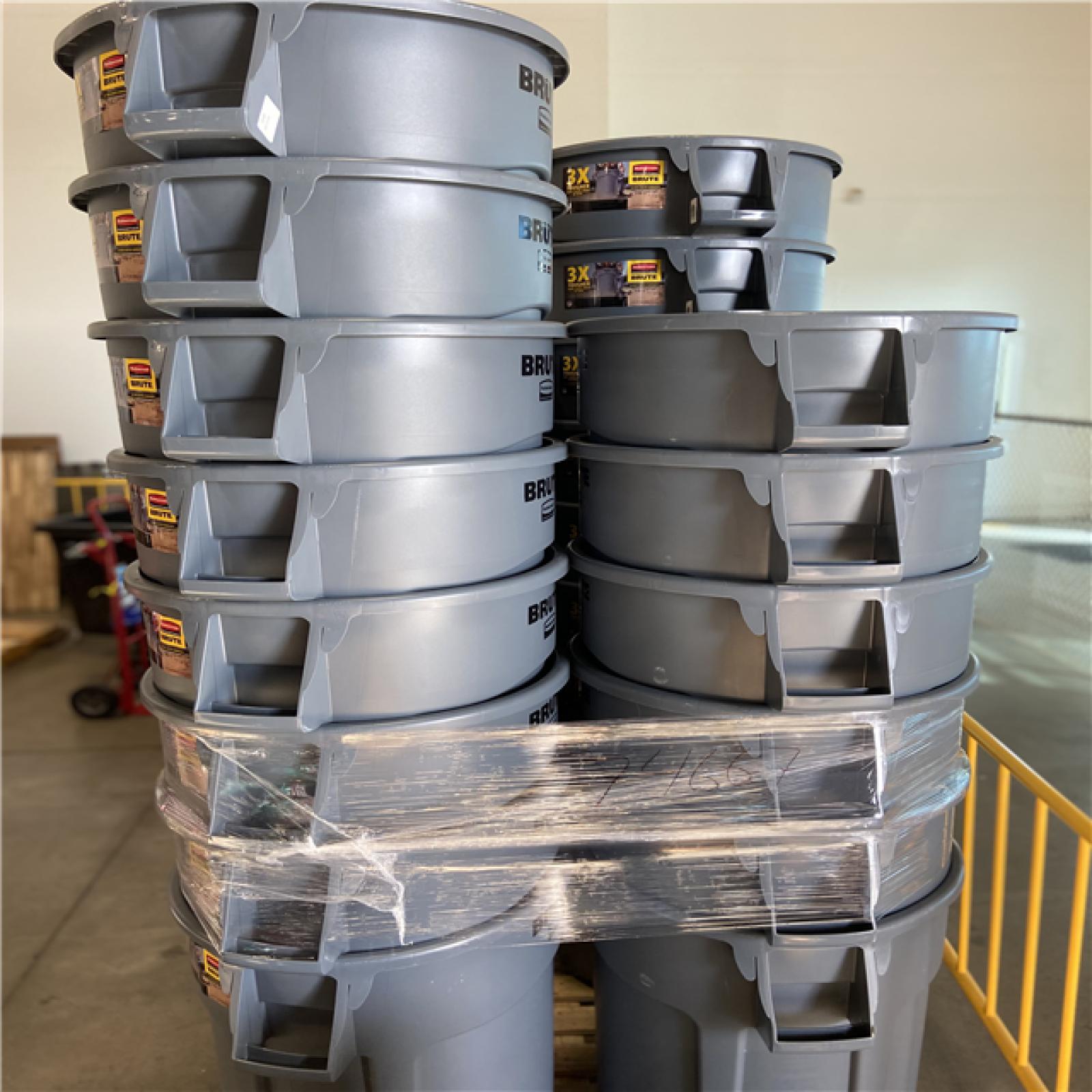 DALLAS LOCATION - Rubbermaid Commercial Products BRUTE 44 Gal. Grey Vented Plastic Outdoor Trash Can - 26 UNITS
