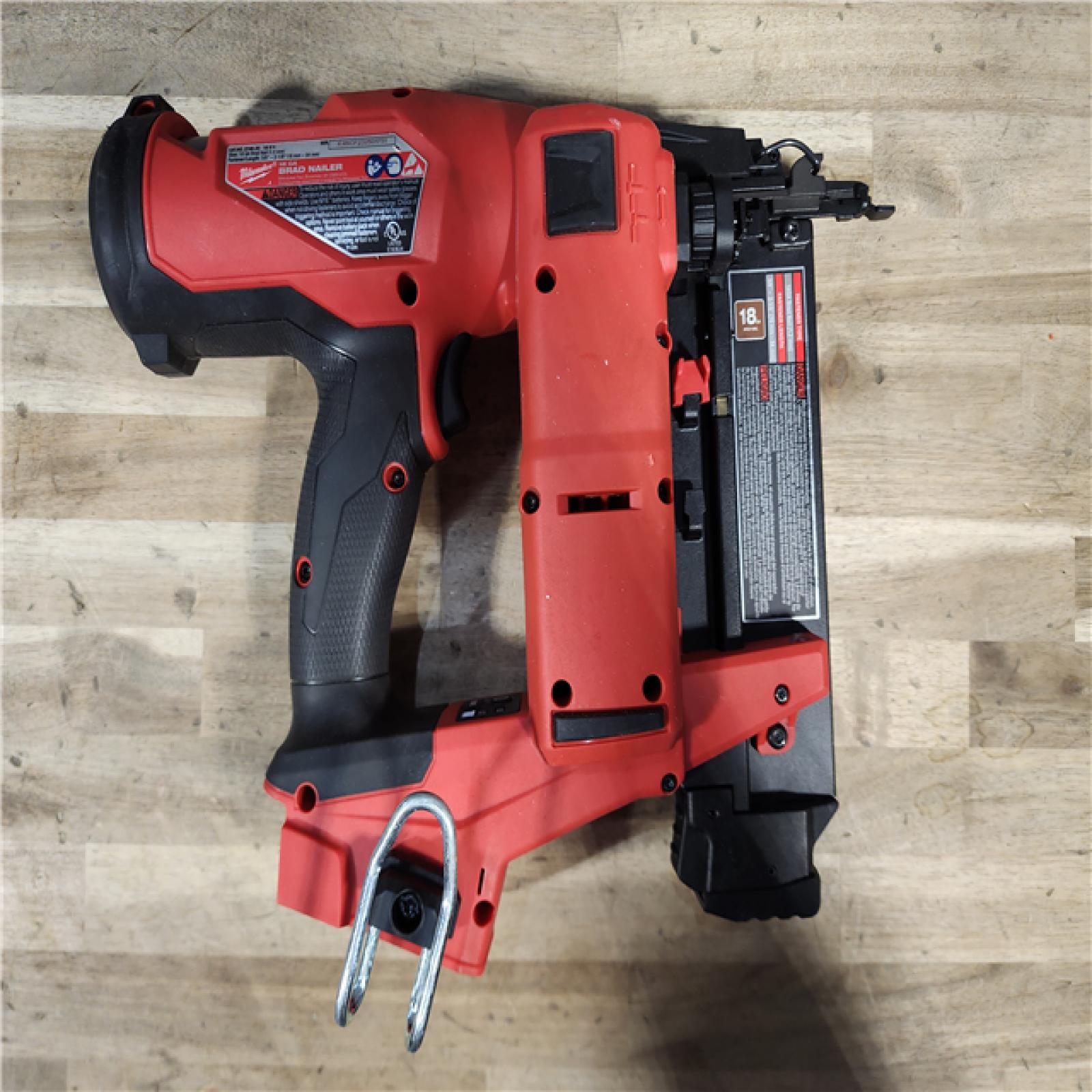 Milwaukee M18 Fuel 18V Brushless 18-Gauge Brad Nailer W/ BATTERY & CHARGER