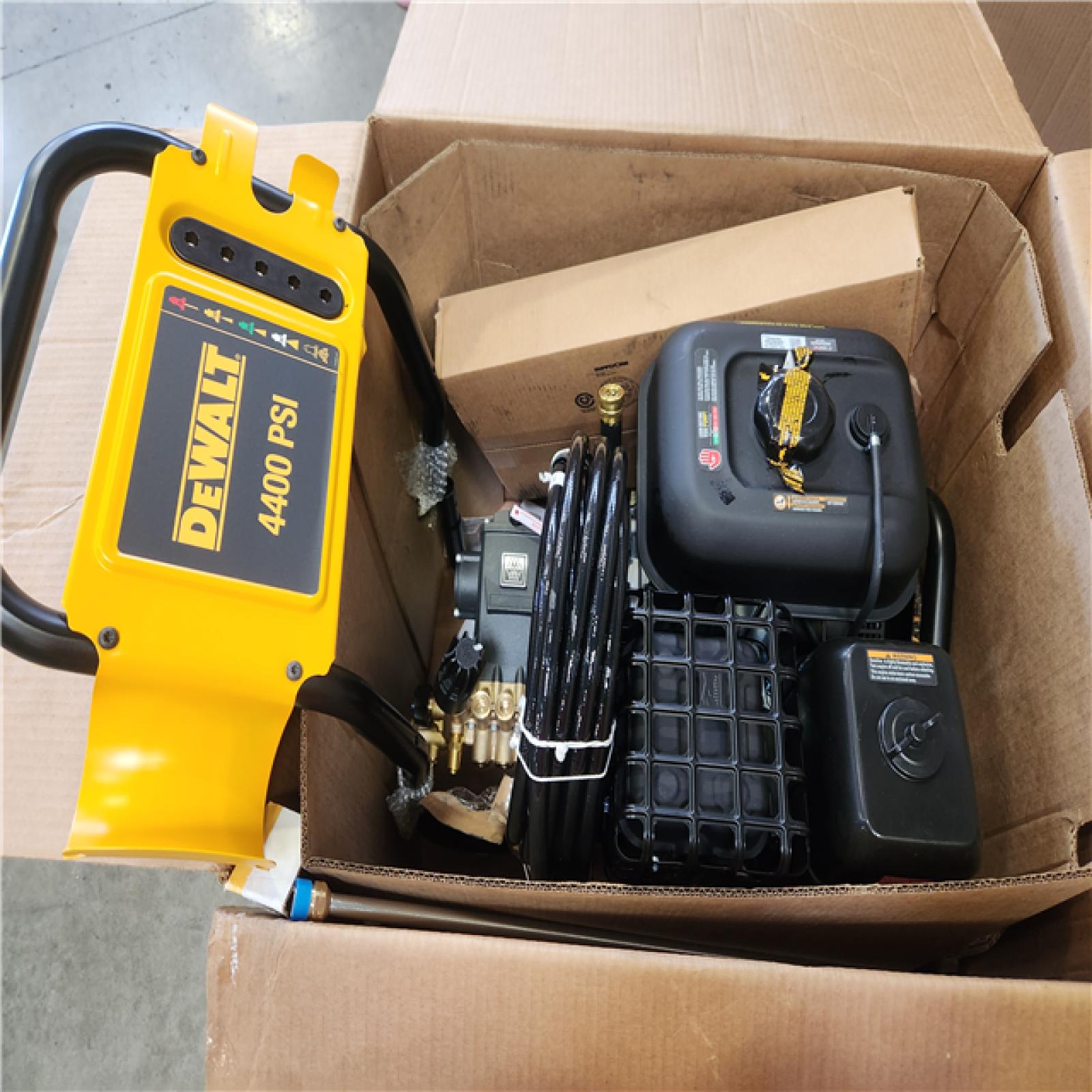 Phoenix NEW DEWALT 4400 PSI 4.0 GPM Gas Pressure Washer with 420cc Engine  Triplex Pump  Commercial Cold Water Power Washer
