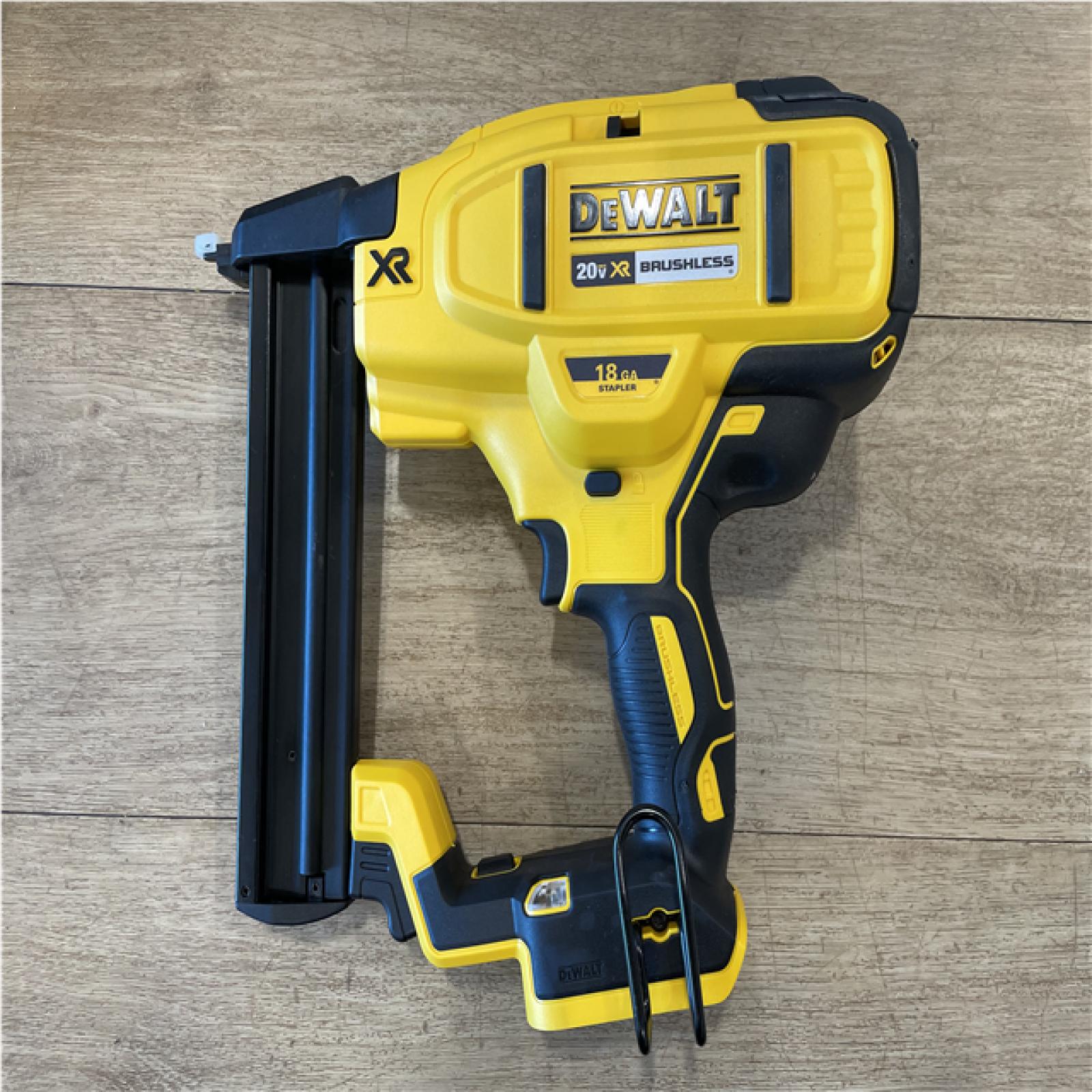 AS-IS DEWALT 20-Volt Max 16-Gauge Cordless Angled Finish Nailer Kit