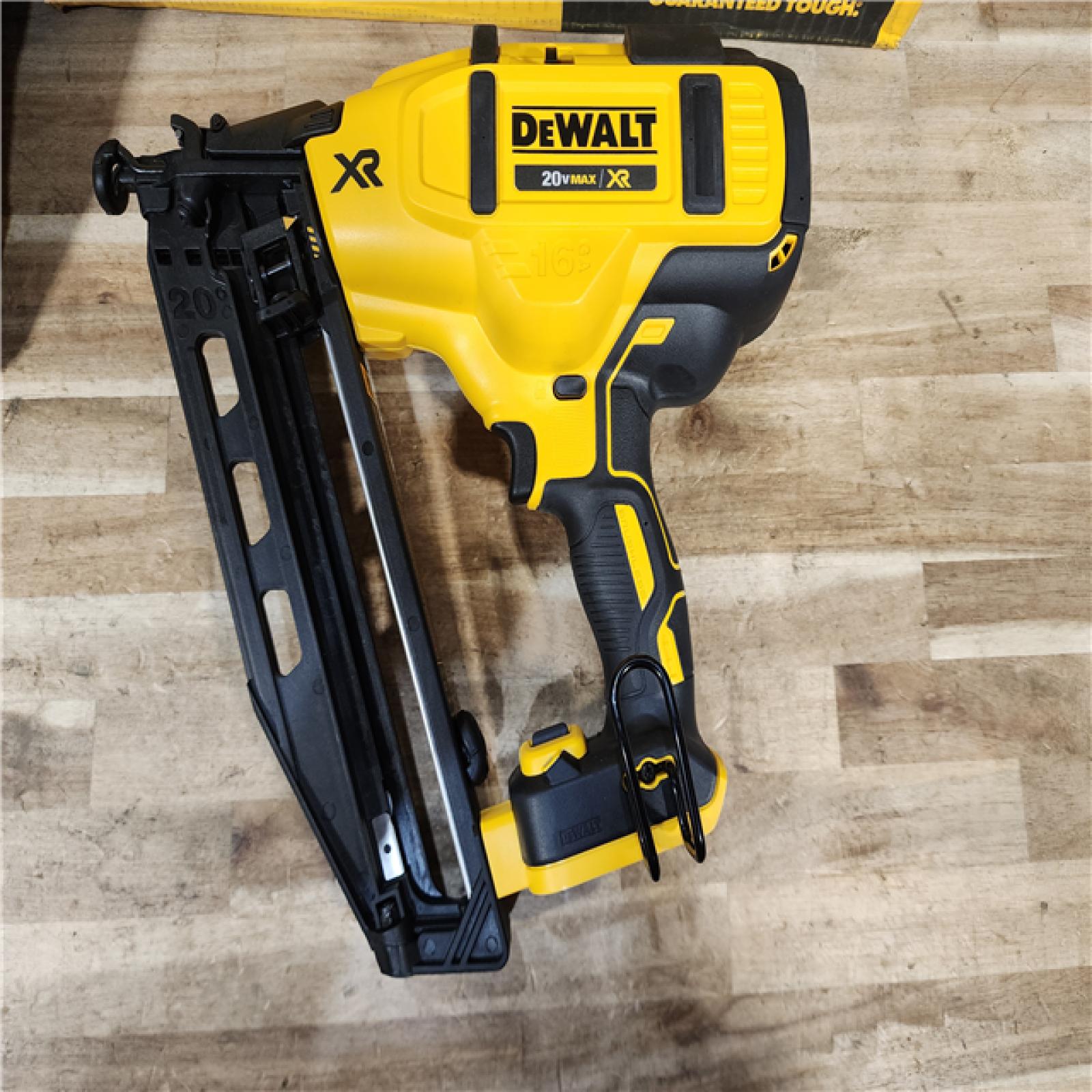 HOUSTON LOCATION - AS-IS DEWALT 20V MAX XR 16-Gauge Electric Cordless Angled Finishing Nailer Kit