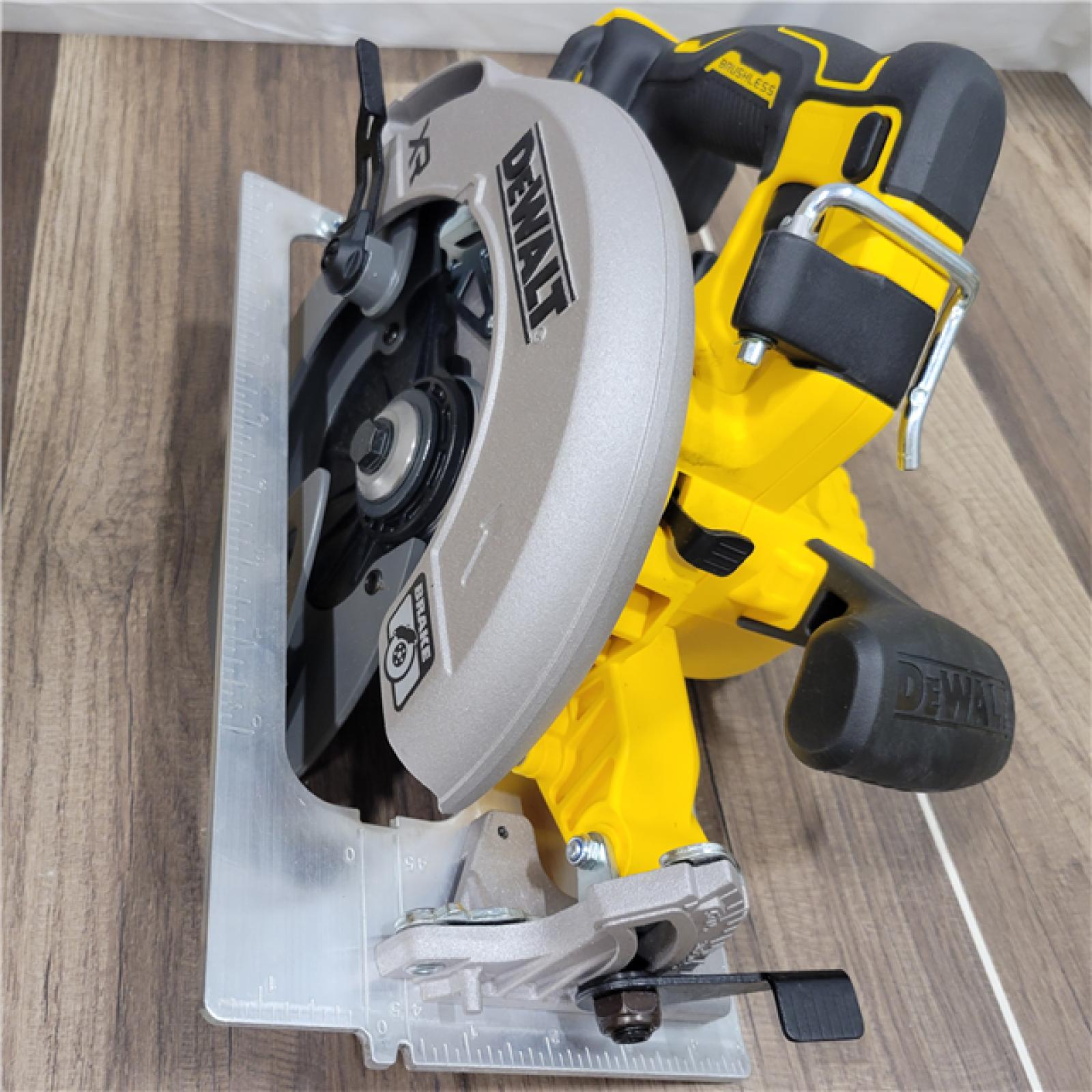 GOOD DEWALT 20-Volt MAX 7-1/4 in. Cordless Circular Saw (Tool Only)