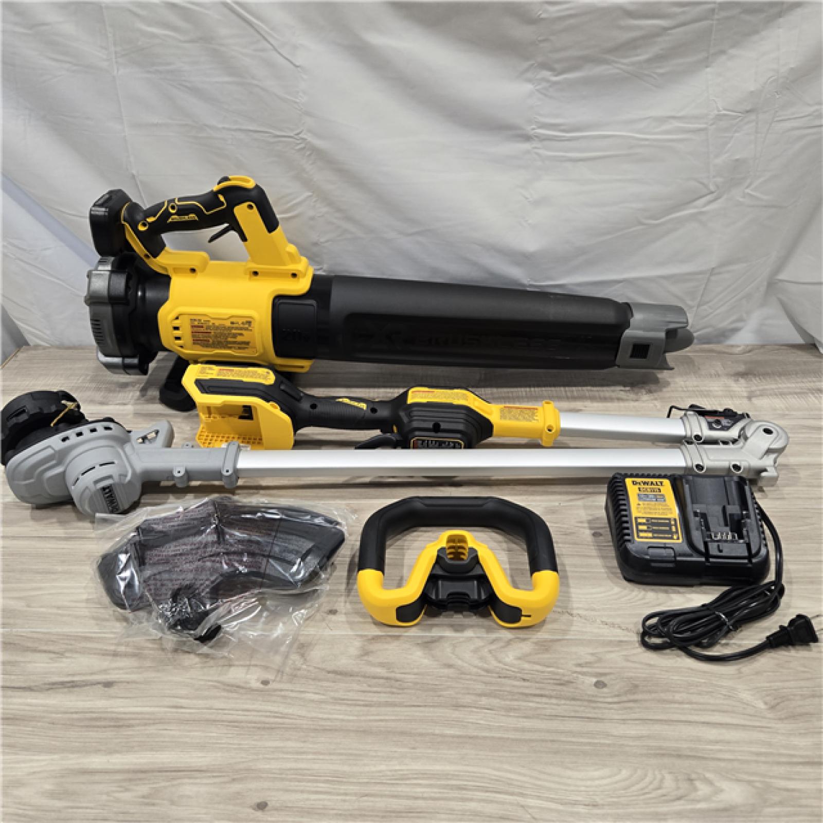 LIKE NEW! - DEWALT 20V MAX Cordless String Trimmer & Blower Combo Kit