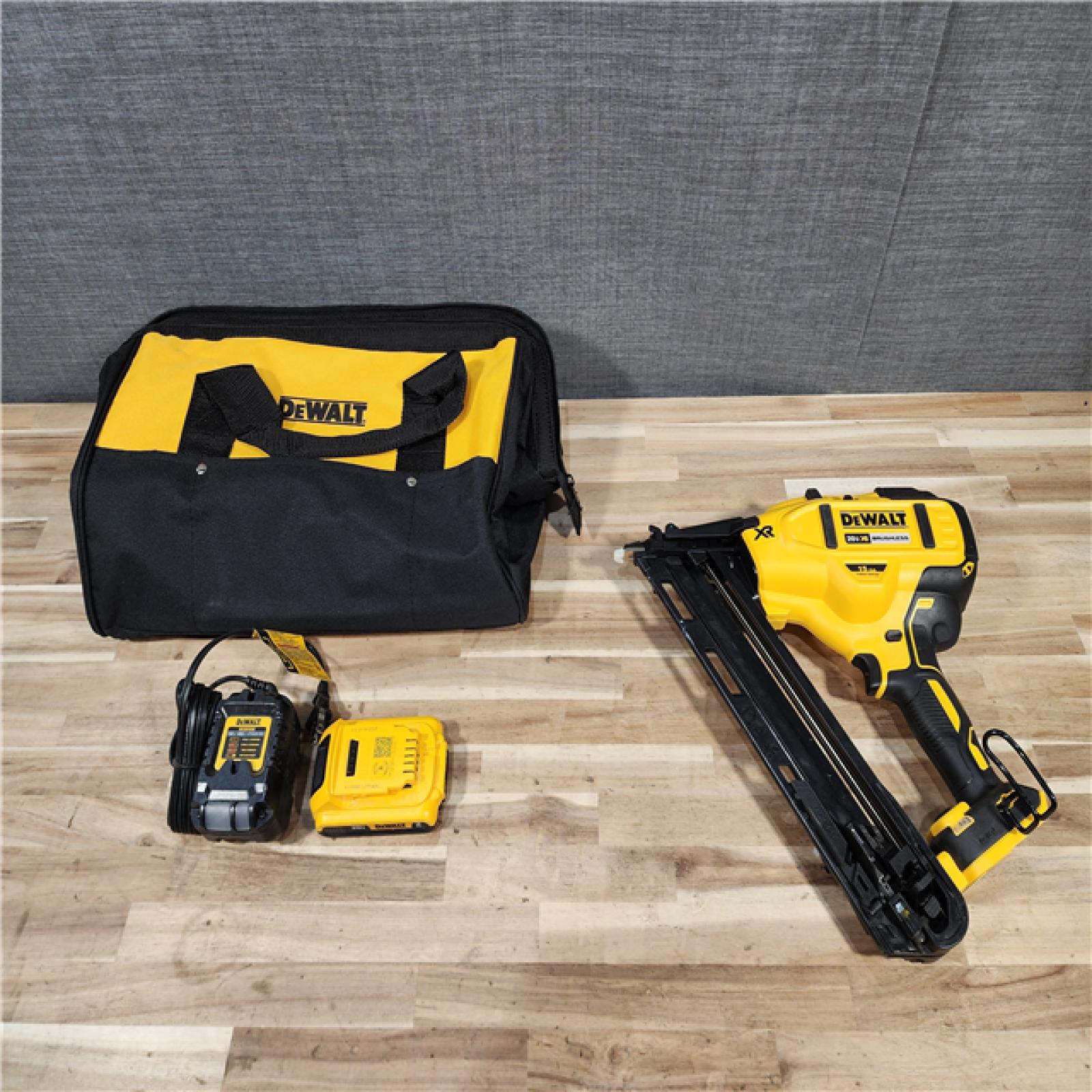 HOUSTON LOCATION - AS-IS DEWALT 20V MAX XR Lithium-Ion Cordless 2-1/2 in. 15-Gauge Finish Nailer Kit