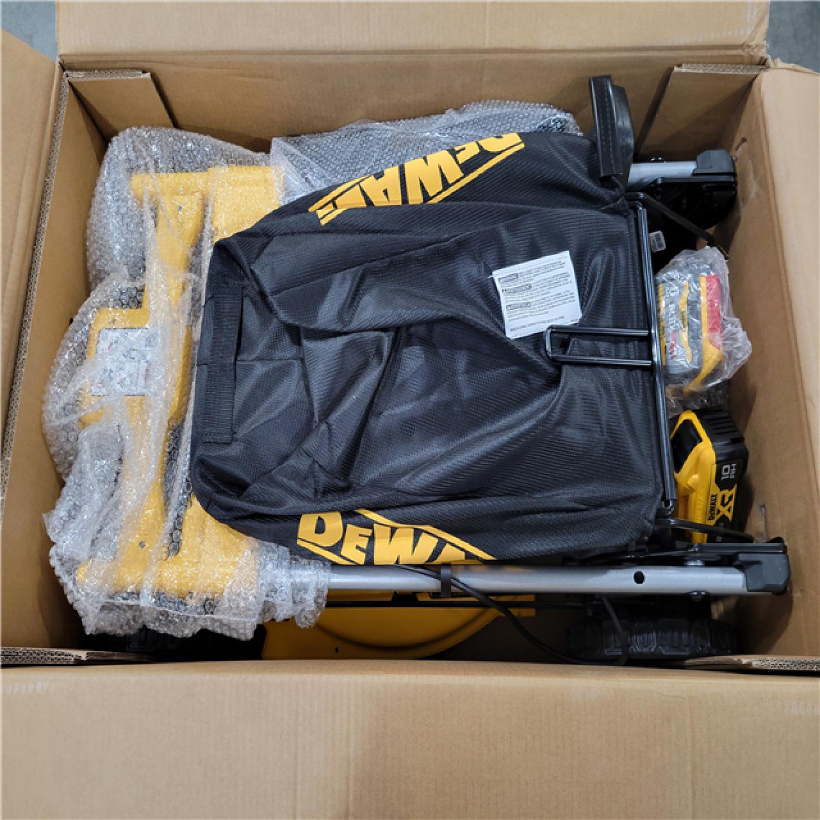 California AS-IS DEWALT 21/PULG/PO (533.4mm) 2X 20V MAX* XR PUSH MOWER