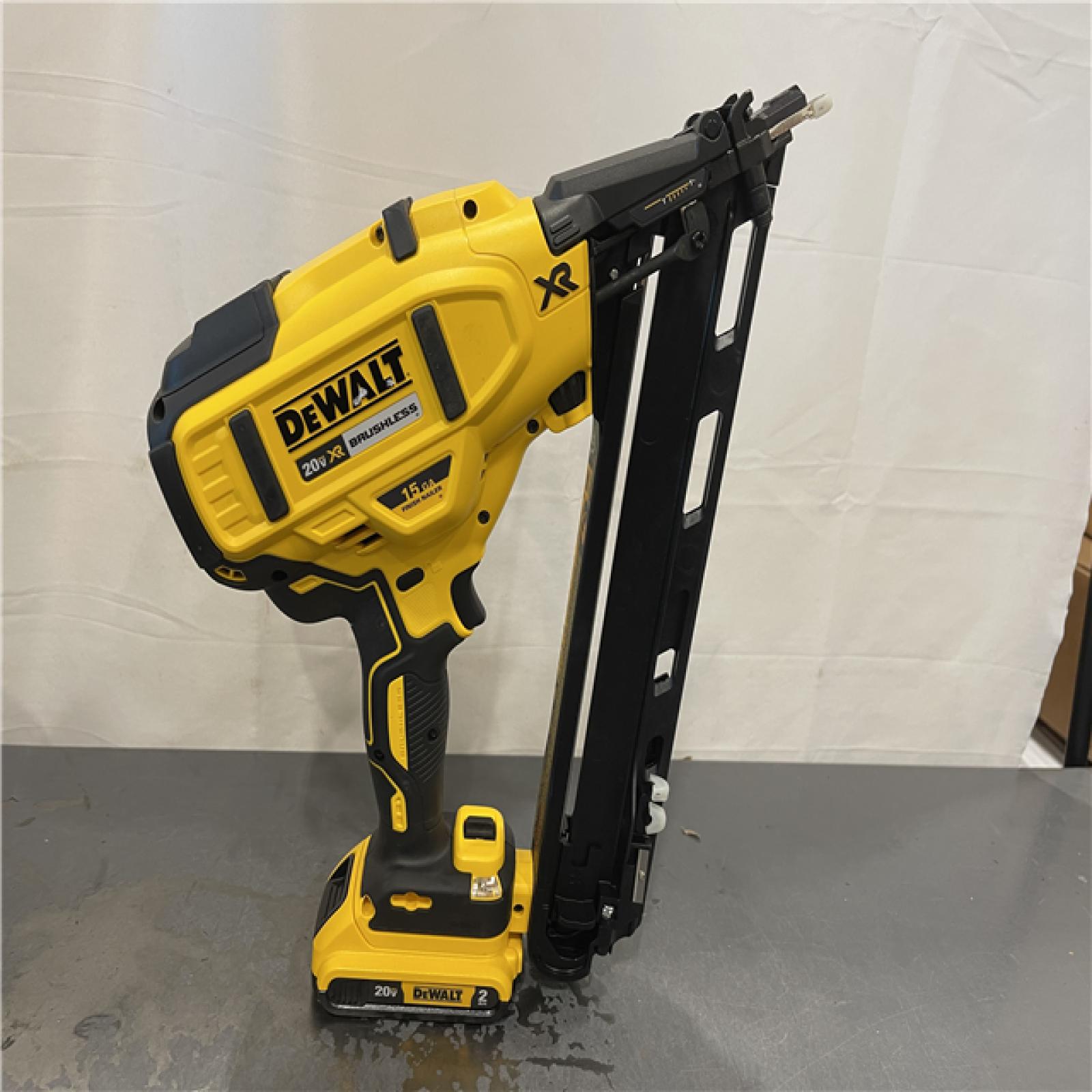 AS-IS - DeWalt 20V MAX XR Lithium-Ion Cordless 2-1/2 in. 15-Gauge Finish Nailer Kit