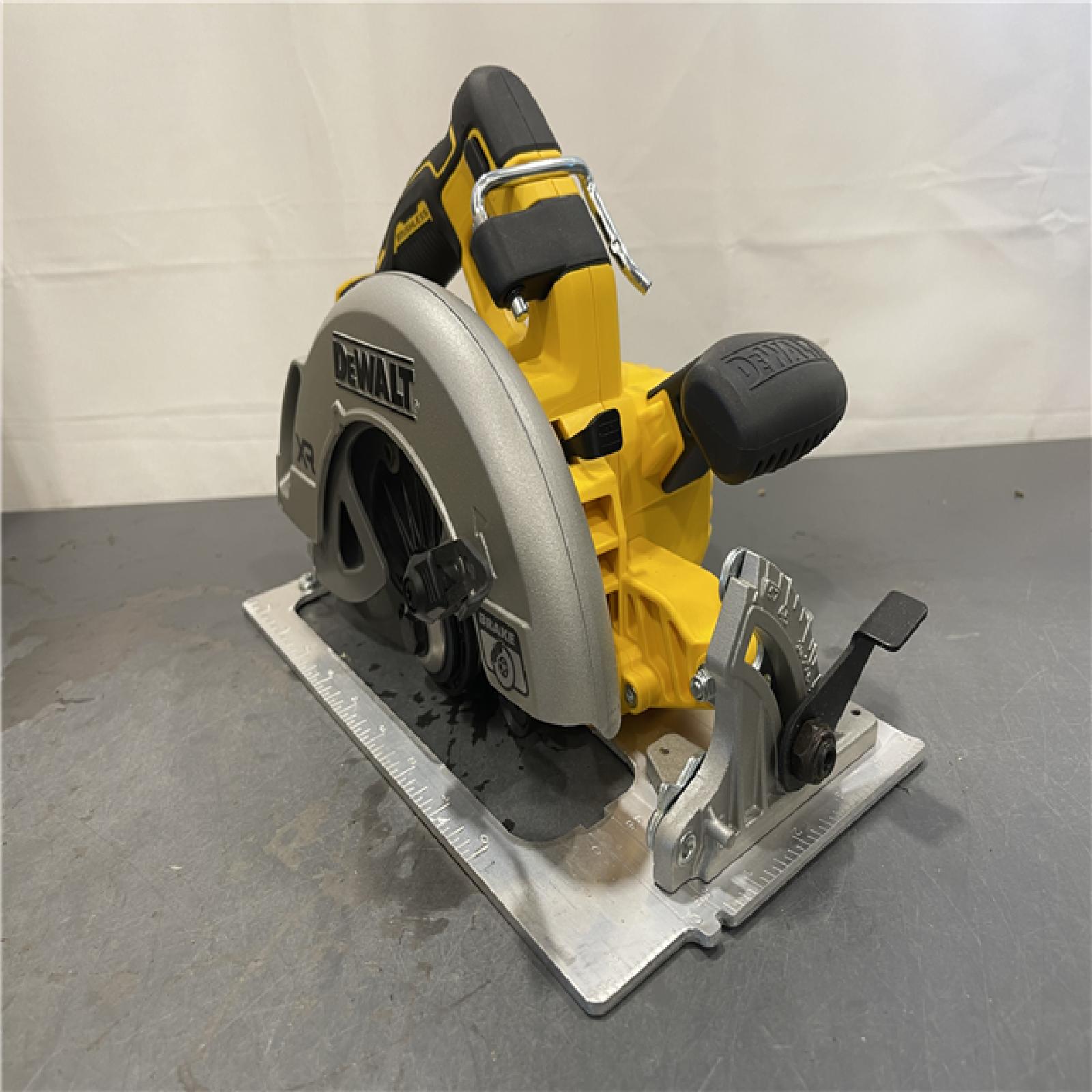 AS-IS - DEWALT 20-Volt MAX 7-1/4 in. Cordless Circular Saw