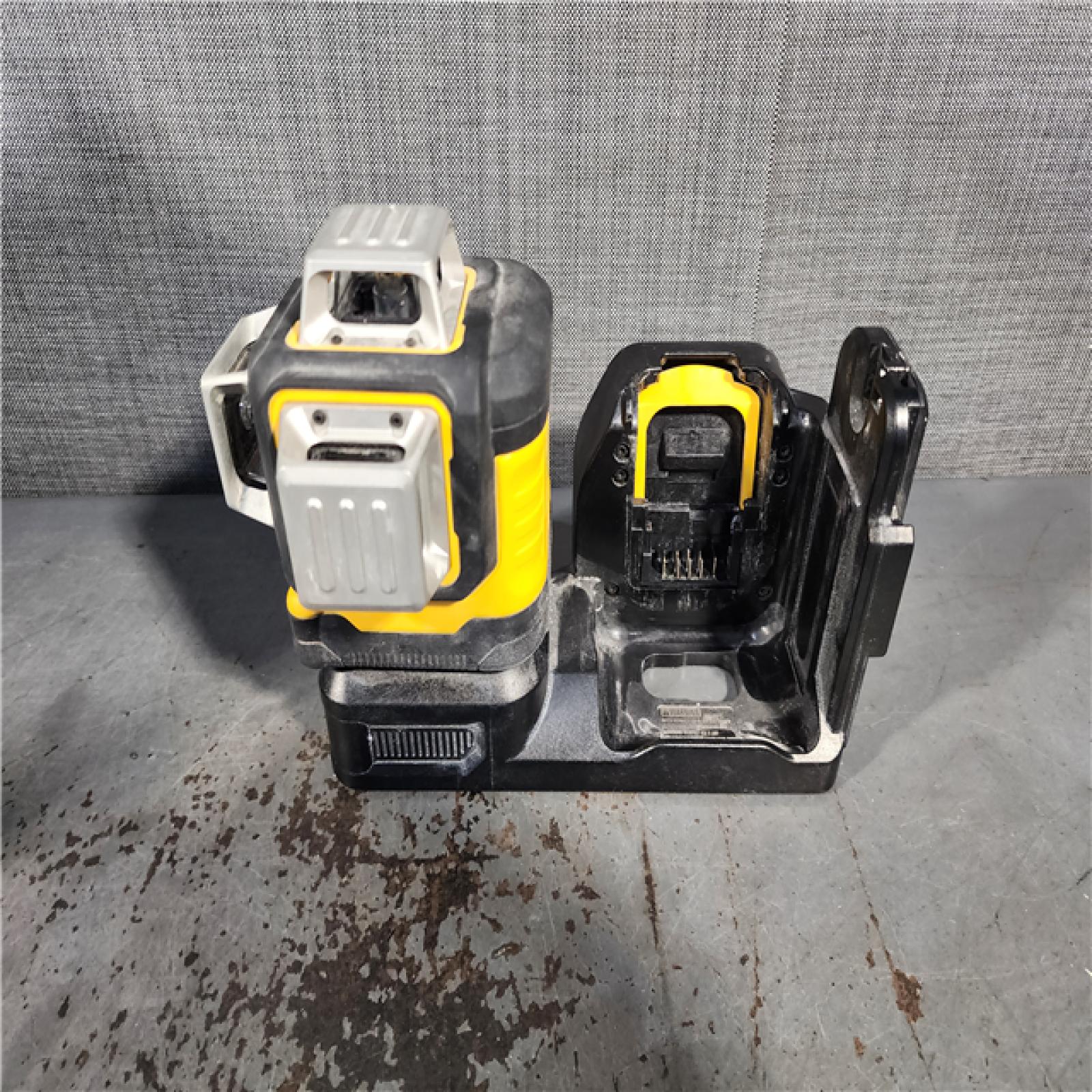 HOUSTON LOCATION - AS-IS DEWALT DCLE34030GB 20V MAX XR Lithium-Ion Cordless 3 X 360 Green Beam Line Laser (Tool Only)