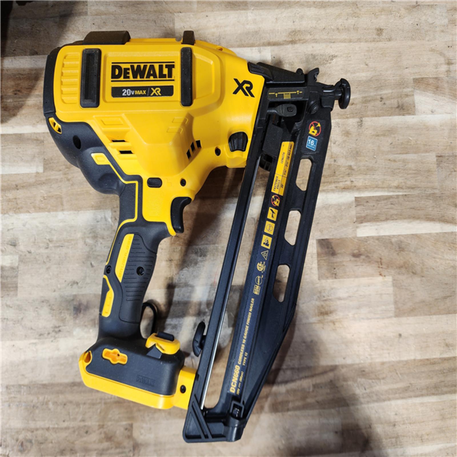 HOUSTON LOCATION - AS-IS DEWALT 20V MAX XR 16-Gauge Electric Cordless Angled Finishing Nailer Kit