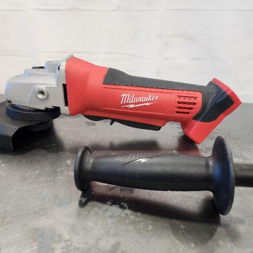 AS-IS- Milwaukee M18 FUEL 4-1/2-6 Cordless Braking Grinder  Paddle Switch (Tool-Only)