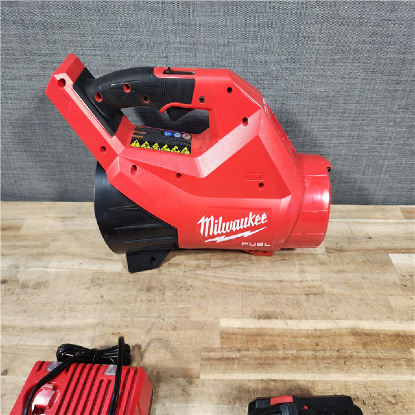 HOUSTON LOCATION - AS - IS Milwaukee FUEL 120 MPH 500 CFM 18V Lithium-Ion Brushless Cordless Handheld Blower COMBO KIT