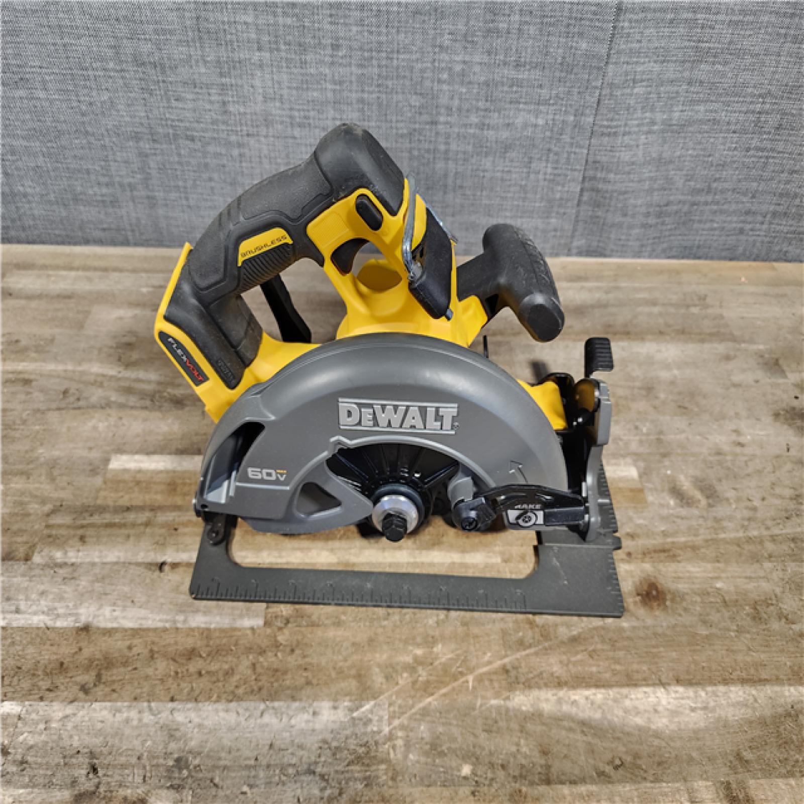 HOUSTON LOCATION - AS-IS DEWALT FLEXVOLT 60V MAX Cordless Brushless 7-1/4 in. Circular Saw with Brake (Tool Only)