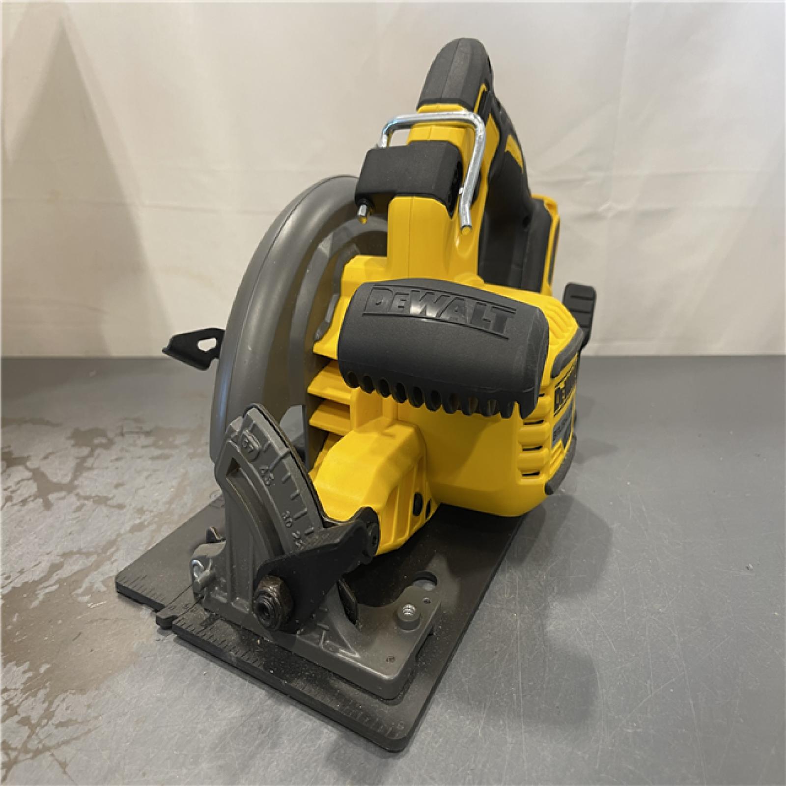 AS-IS - DeWALT FLEXVOLT 60V MAX Cordless Brushless 7-1/4 in. Circular Saw with Brake