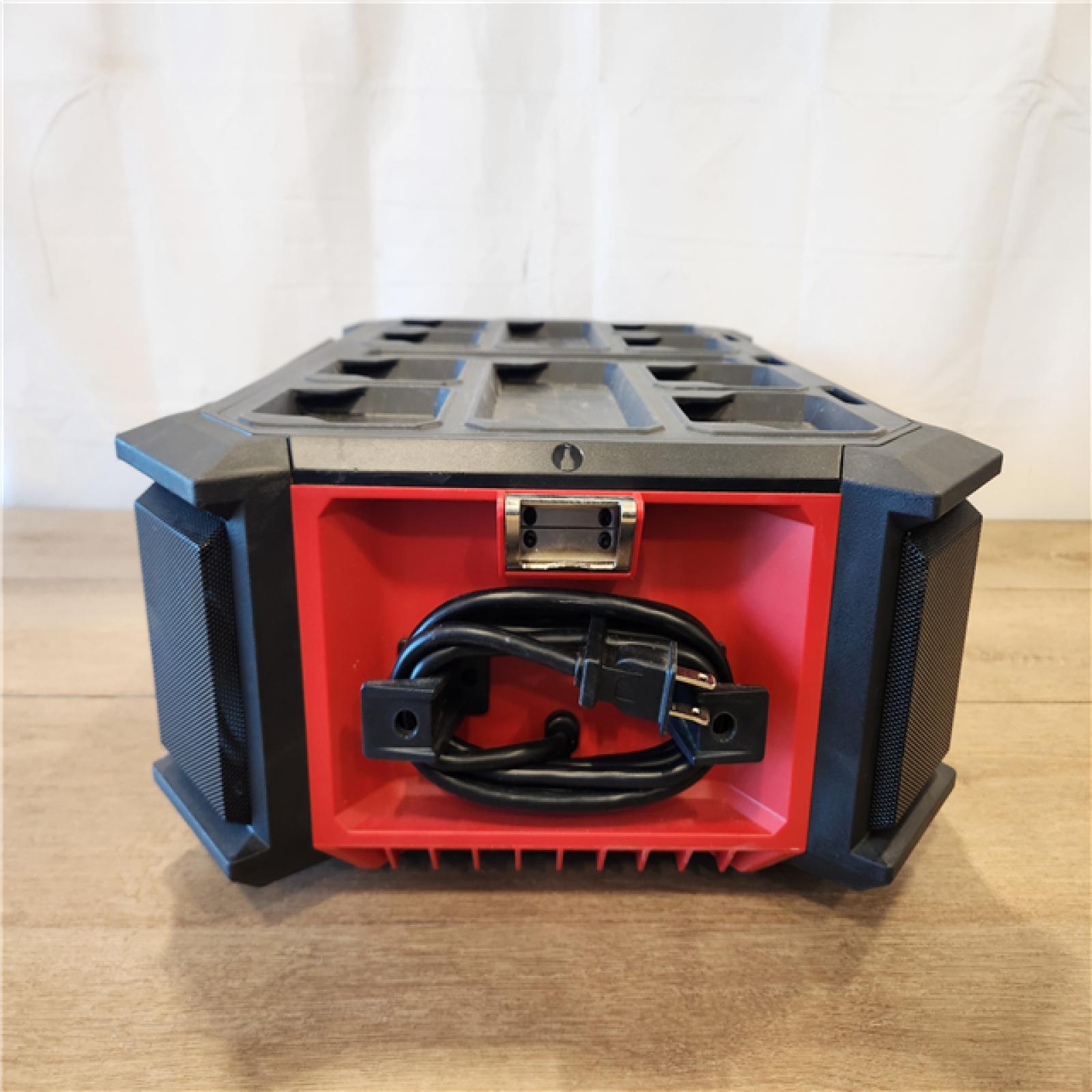 AS-IS- M18 Radio Packout De 18v