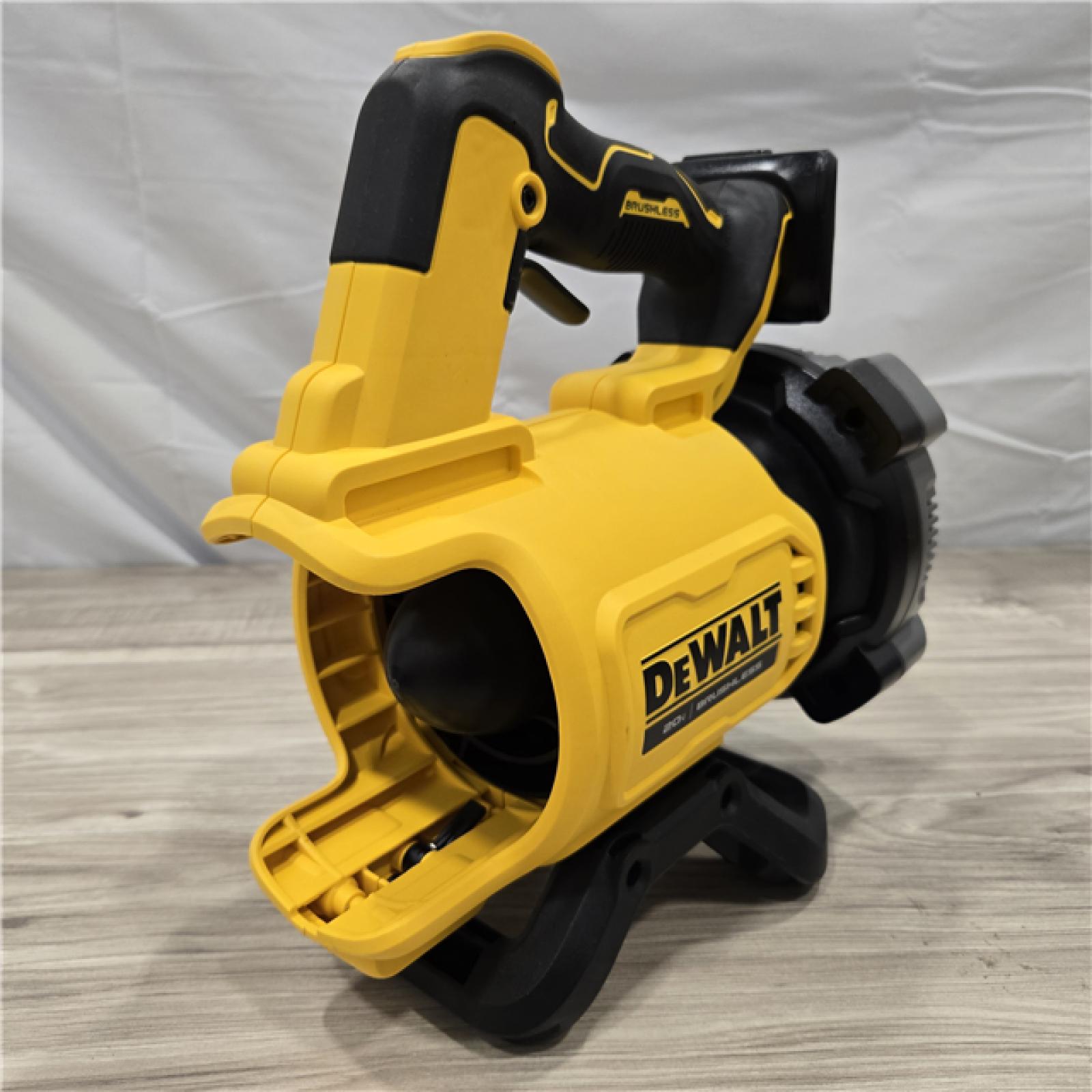 LIKE NEW! - DEWALT 20V MAX Cordless Handheld Axial Leaf Blower Kit