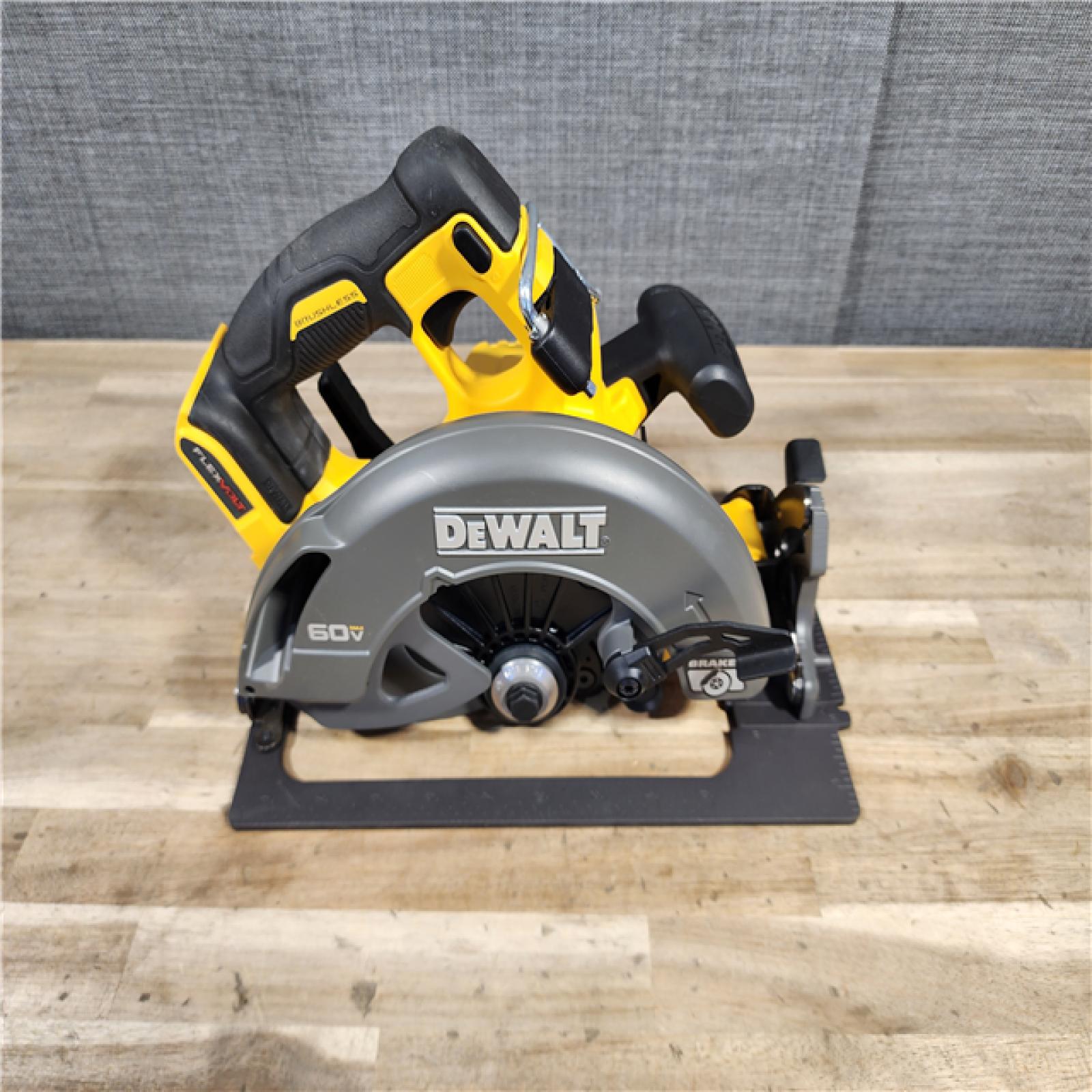 HOUSTON LOCATION - AS-IS DeWALT Flexvolt Max 7-1/4  60V Brushless Circular Saw (Tool Only)