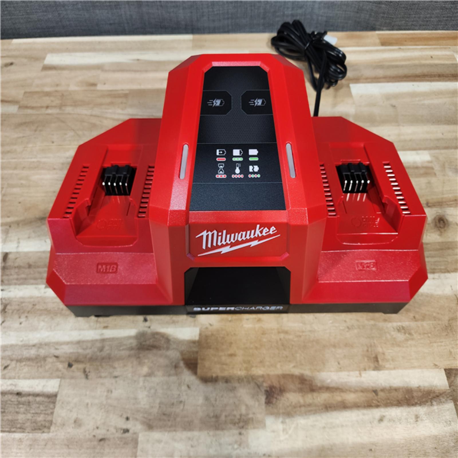 HOUSTON LOCATION - AS-IS (APPEARS LIKE NEW) Milwaukee M18 18V Dual Bay Simultaneous Super Charger