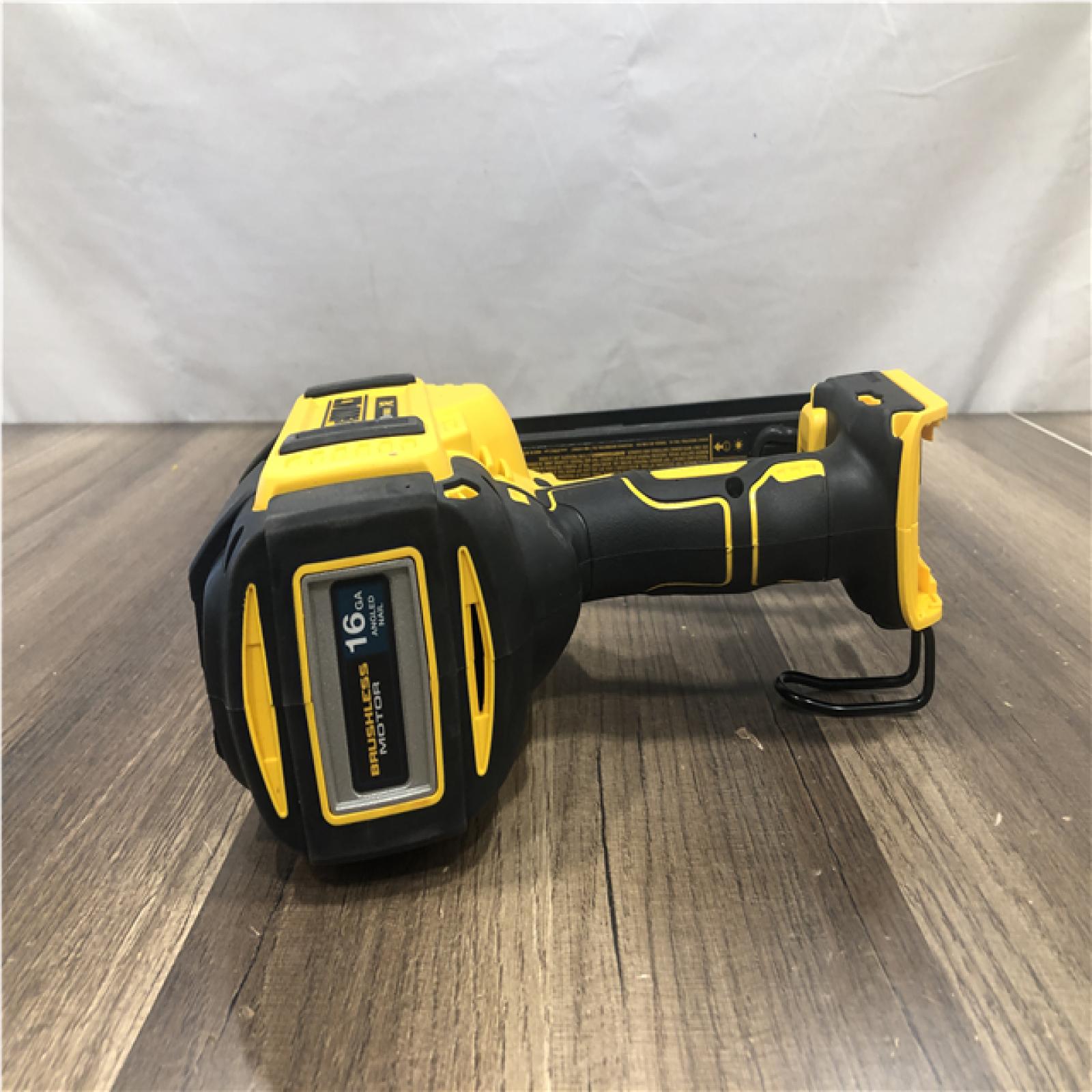 AS-IS DEWALT 20V MAX XR 16-Gauge Electric Cordless Angled Finishing Nailer Kit