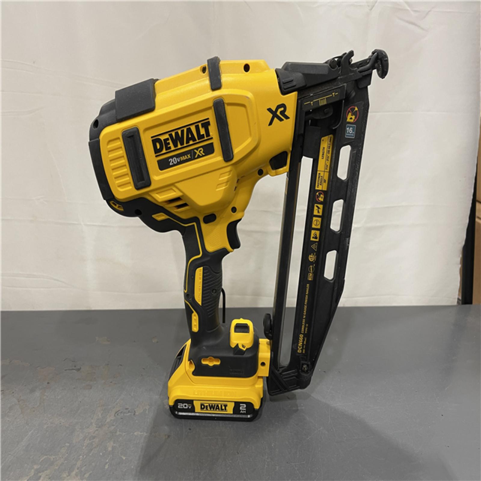 AS-IS - DeWalt 20V MAX XR 16-Gauge Electric Cordless Angled Finishing Nailer Kit