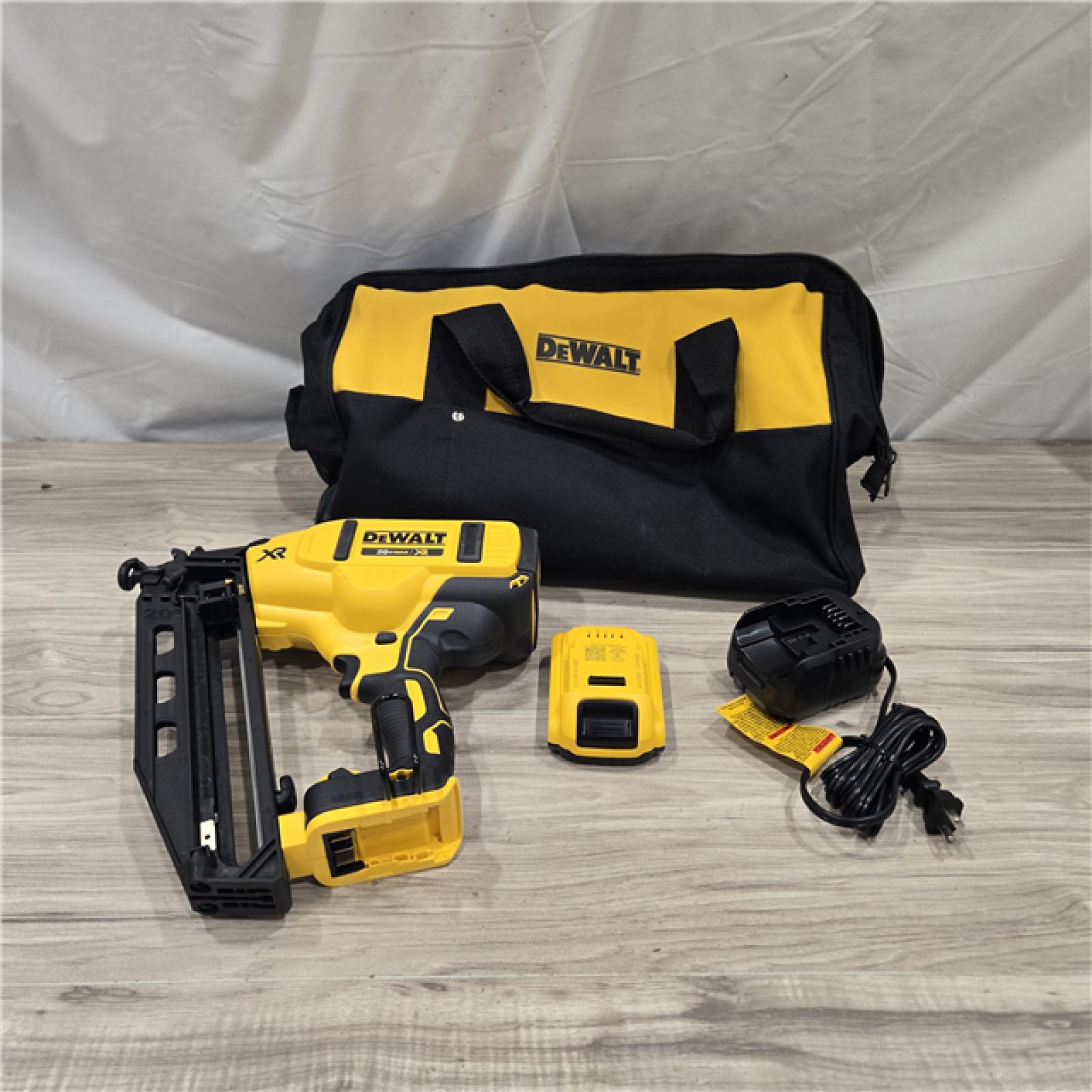 AS-IS DeWalt 20V 16 Gauge Cordless Angled Finish Nailer Kit