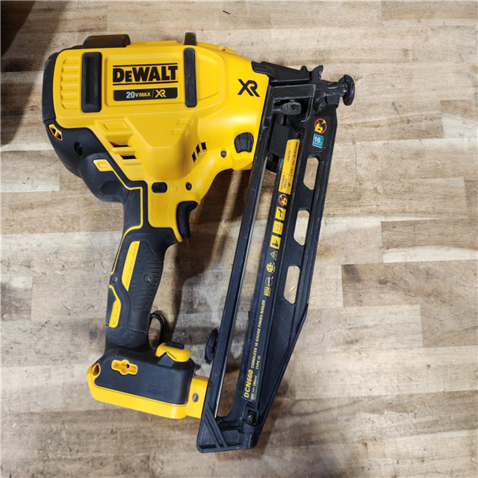 HOUSTON LOCATION - AS-IS DEWALT 20V MAX XR 16-Gauge Electric Cordless Angled Finishing Nailer Kit