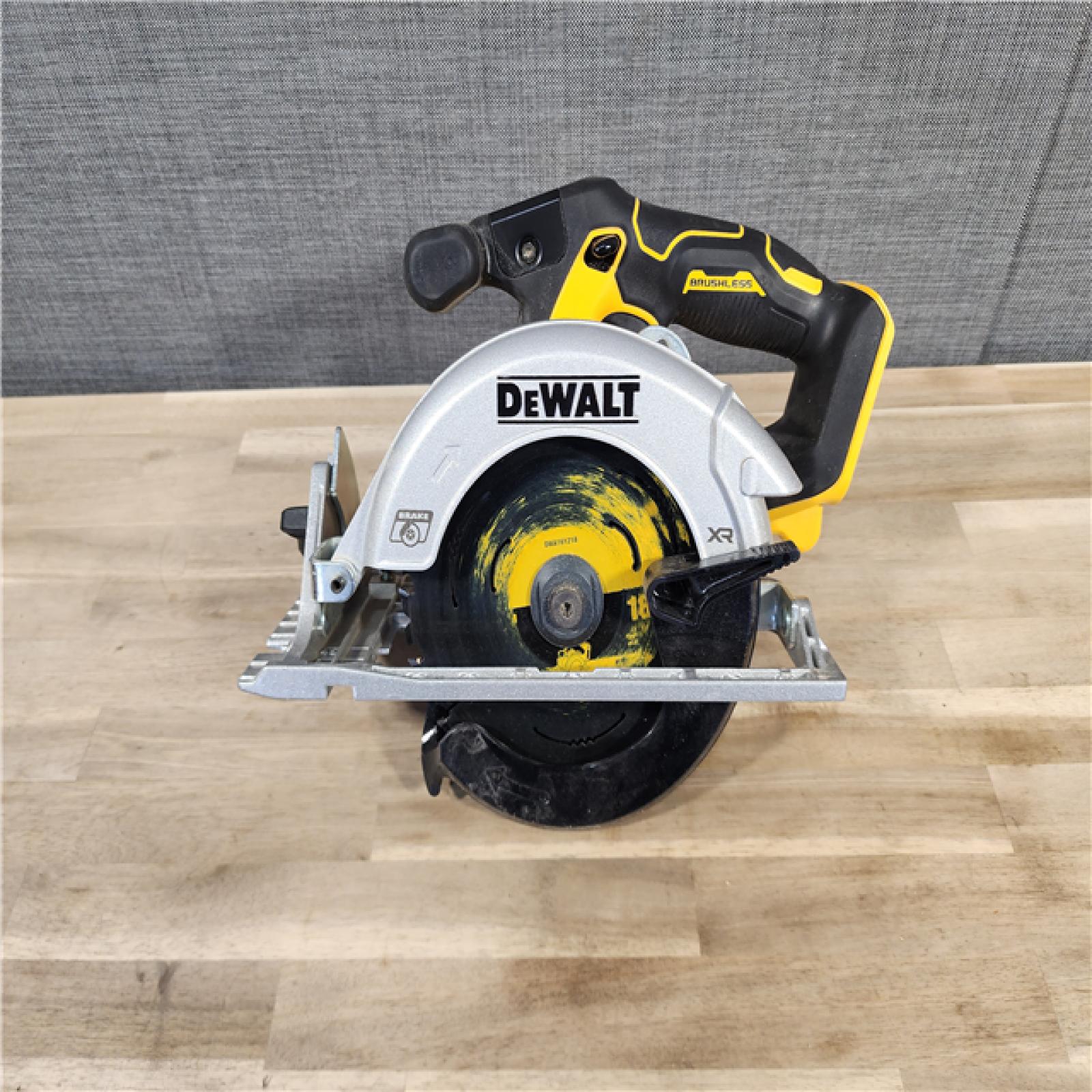 HOUSTON LOCATION - AS-IS DeWALT DCS565B 20V Max Brushless 6.5   Cordless Circular Saw