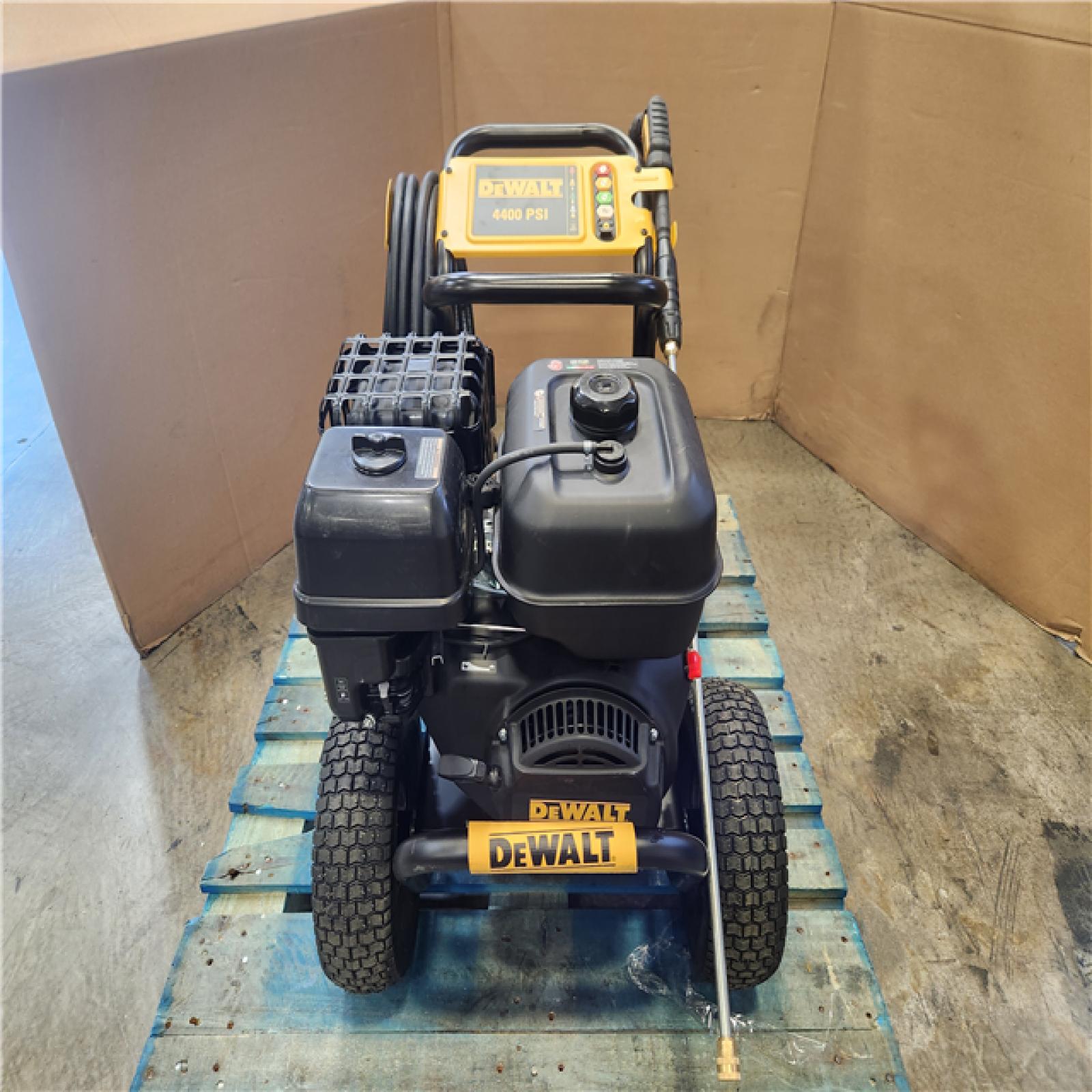 Phoenix NEW DEWALT 4400 PSI 4.0 GPM Gas Pressure Washer with 420cc Engine  Triplex Pump  Commercial Cold Water Power Washer