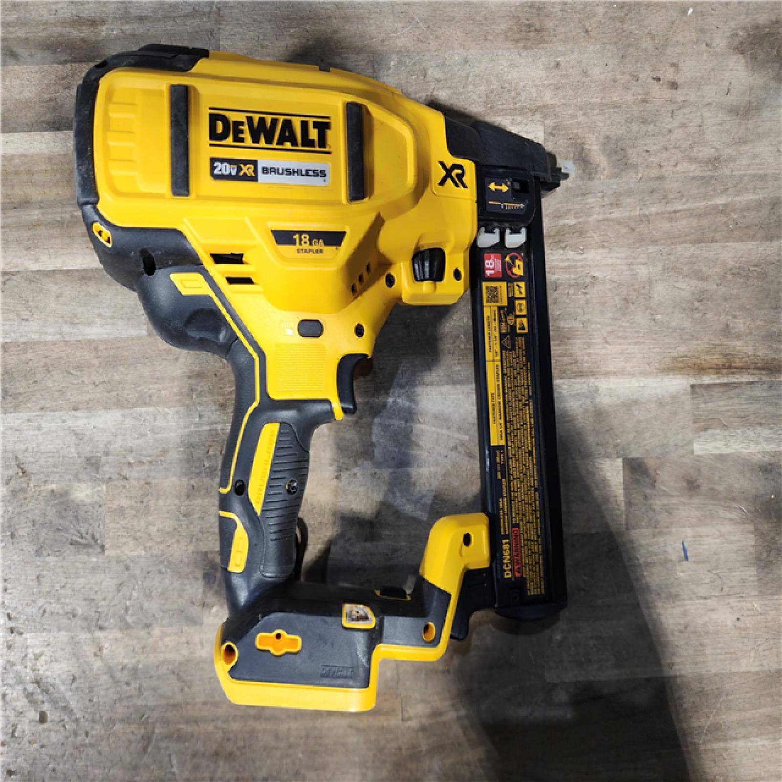 HOUSTON LOCATION - AS-IS DeWALT DCN681D1 20V MAX 18ga Cordless Brushless Narrow Crown Stapler Kit w/ BATTERY & CHARGER