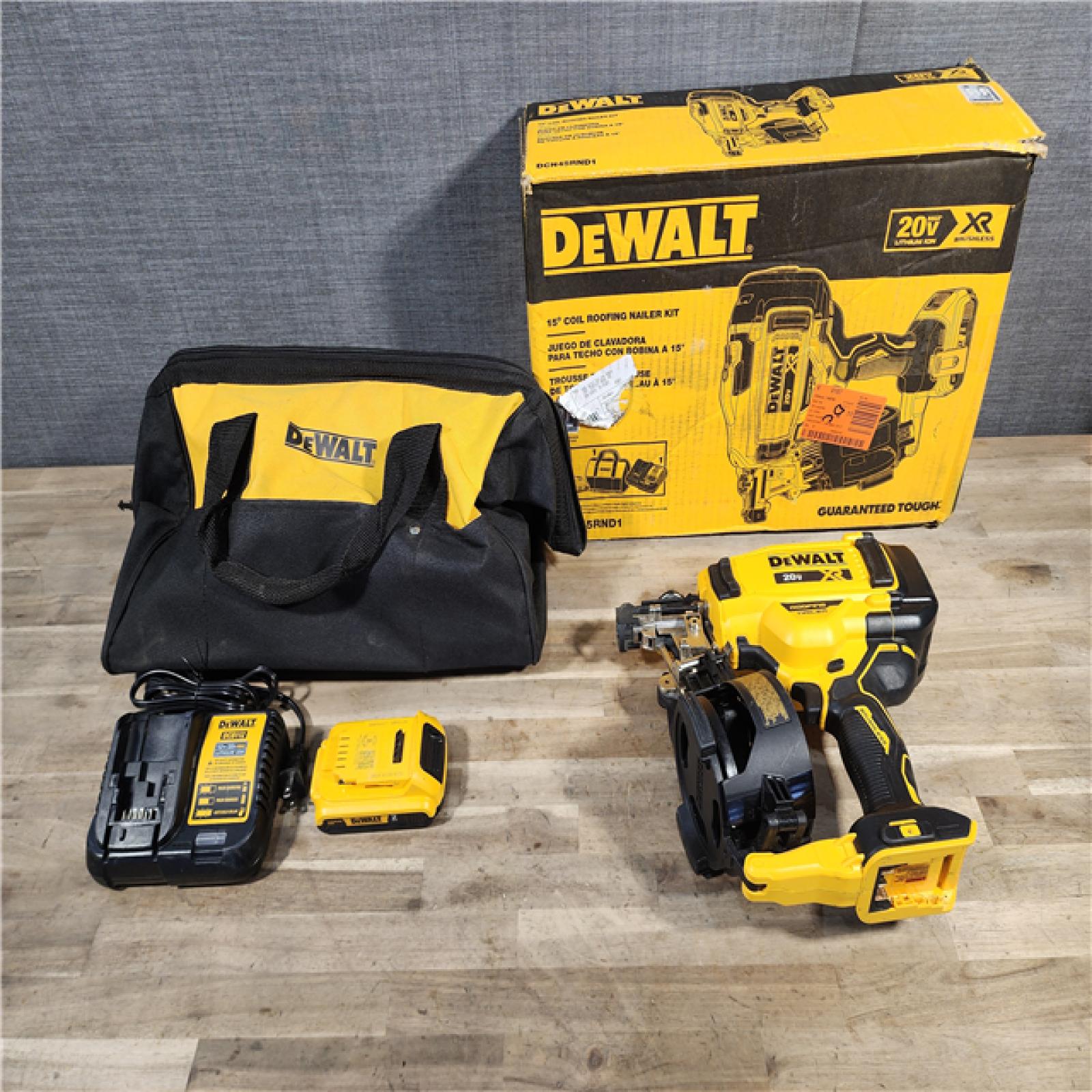 HOUSTON LOCATION - AS-IS DEWALT Roofing Nailer Cordless Kit w/ Battery & Charger