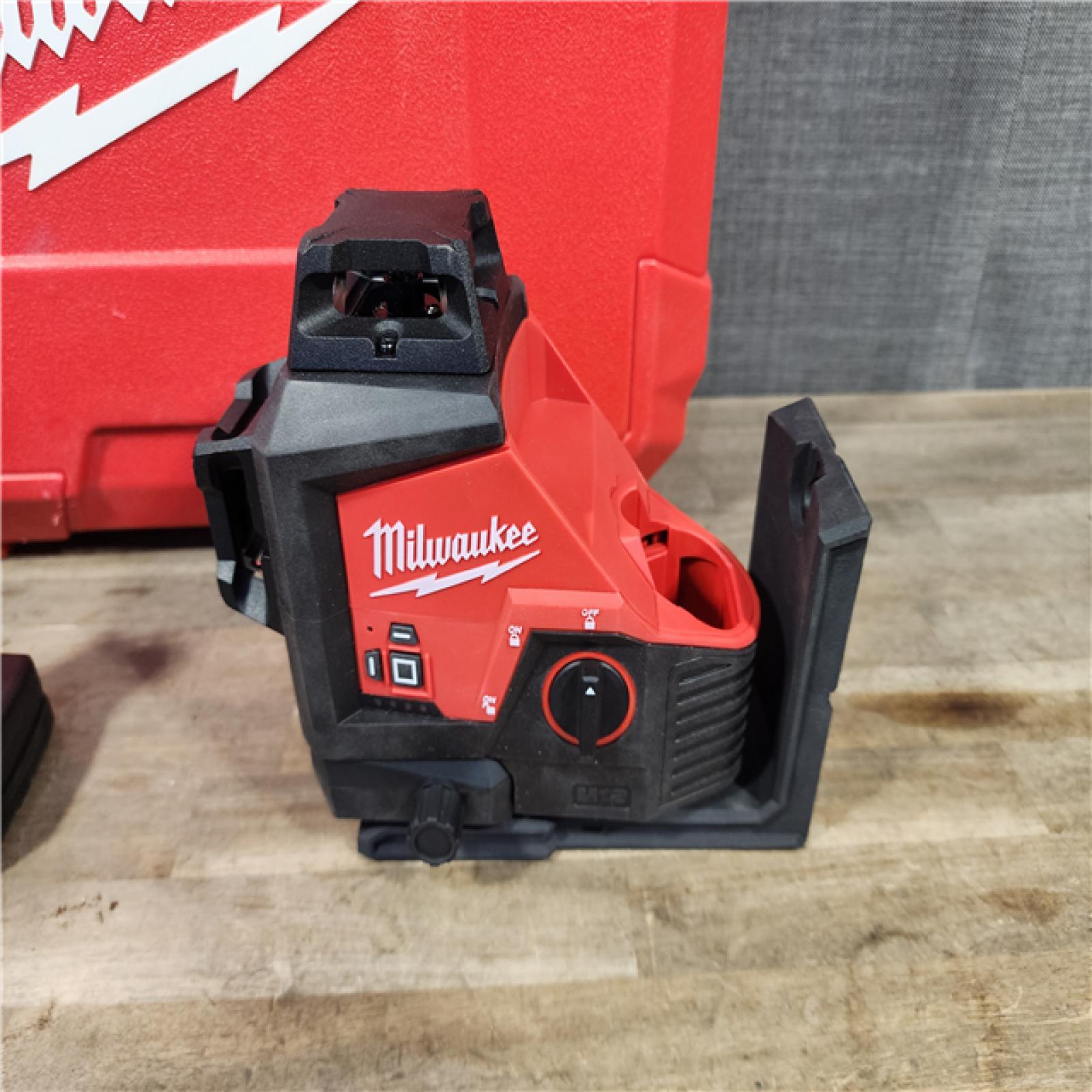 HOUSTON LOCATION - AS-IS Milwaukee-3632-21 M12 Green Beam Laser 360° 3-Plane Kit