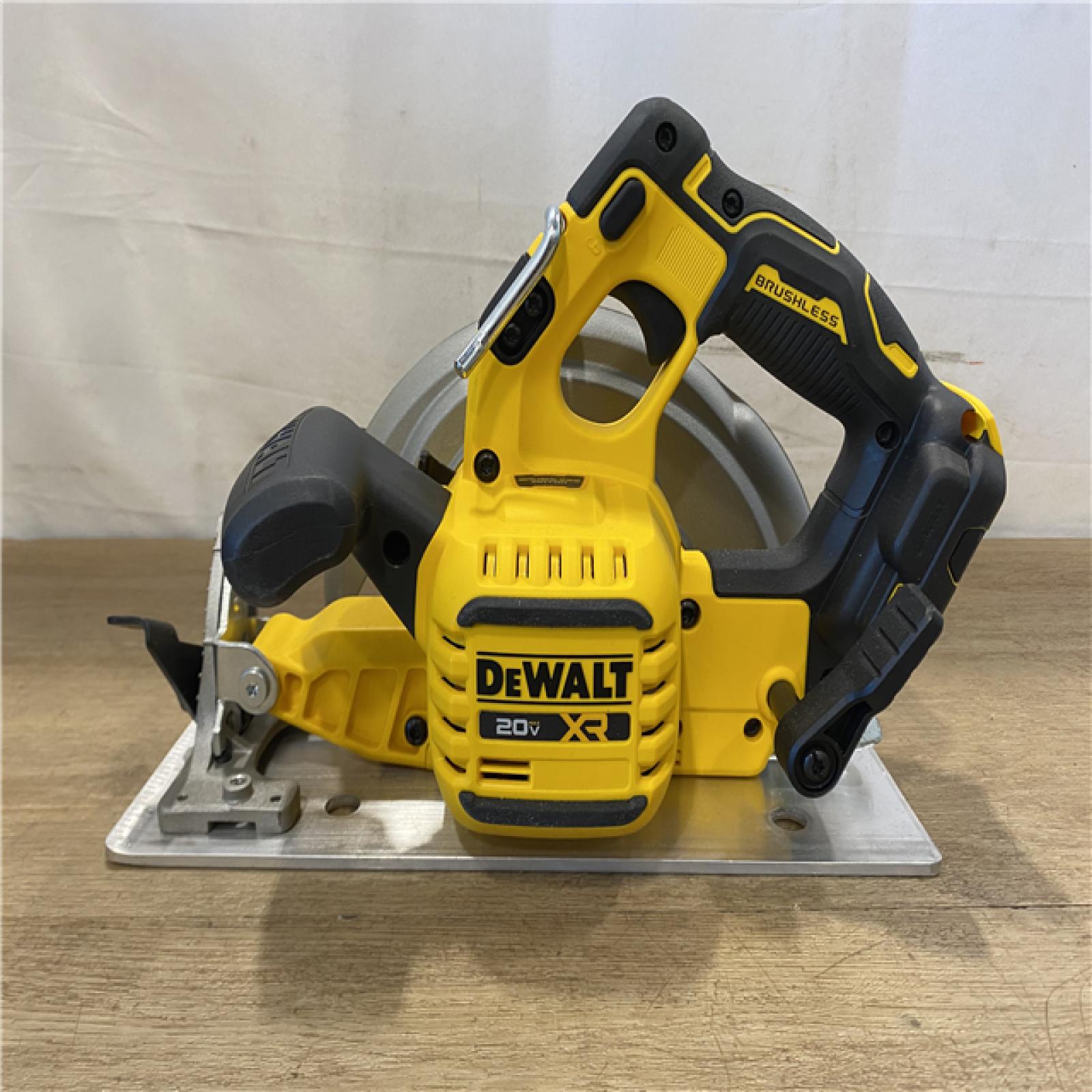 AS-IS DEWALT 20-Volt MAX 7-1/4 in. Cordless Circular Saw (Tool Only)