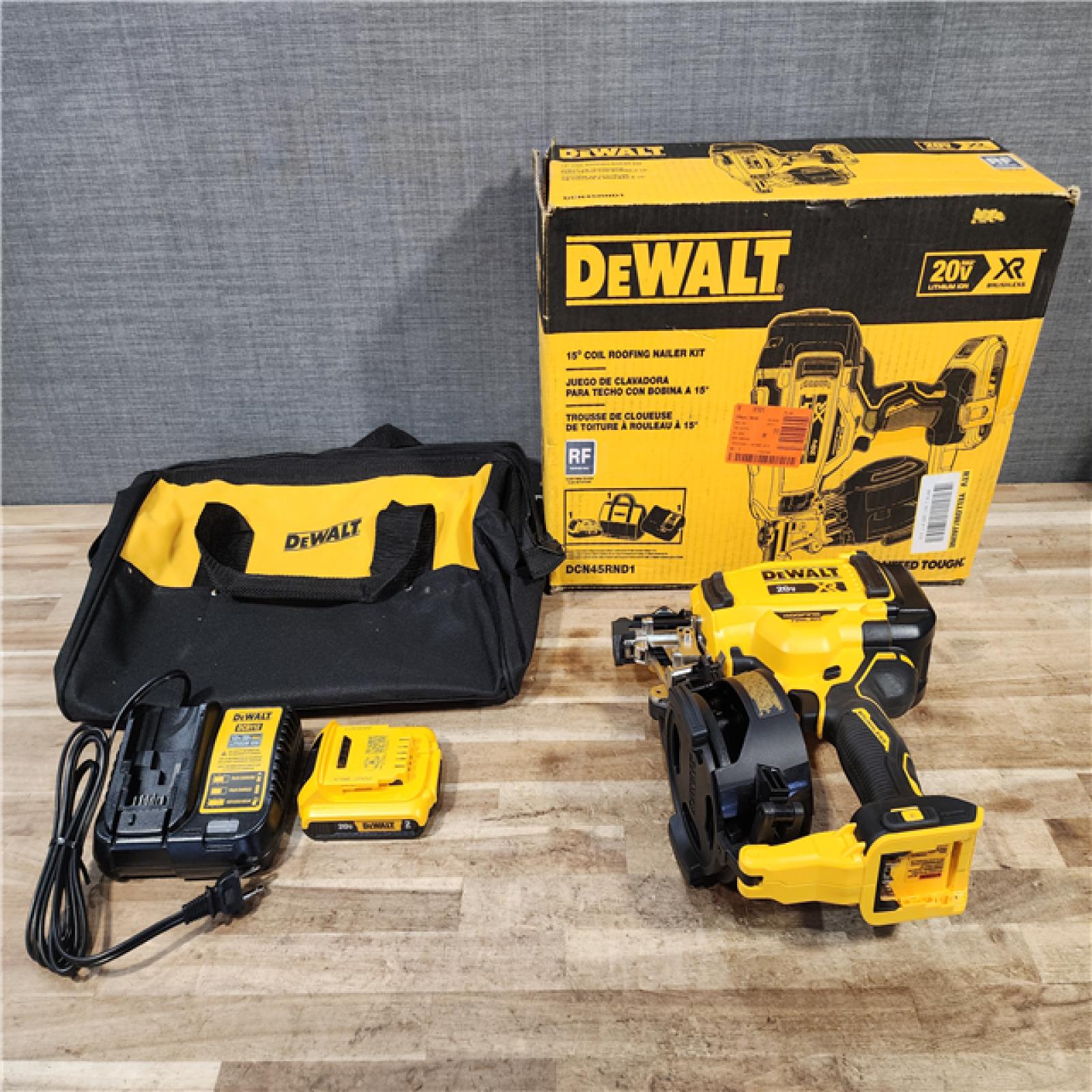 HOUSTON LOCATION - AS-IS (APPEARS LIKE NEW) DEWALT 20V MAX Lithium-Ion 15-Degree Electric Cordless Roofing Nailer Kit