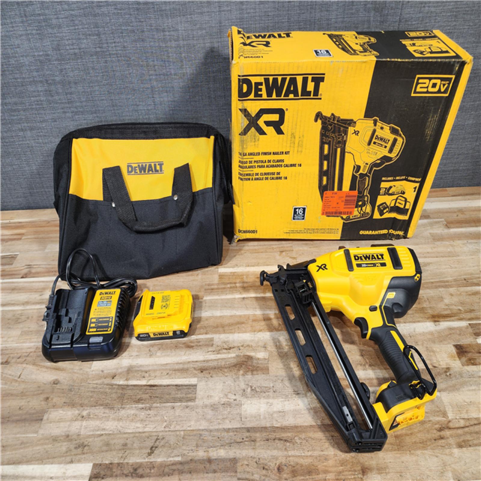 HOUSTON LOCATION - AS-IS DEWALT 20V MAX XR 16-Gauge Electric Cordless Angled Finishing Nailer Kit