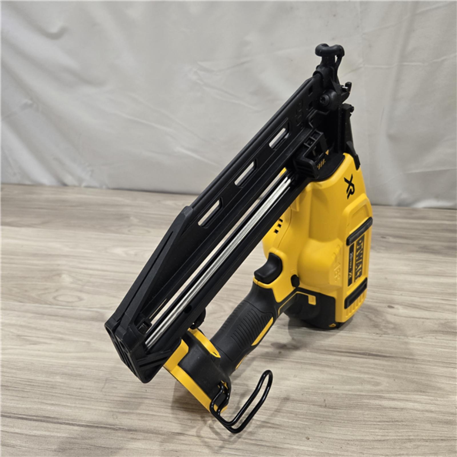 AS-IS DeWalt 20V 16 Gauge Cordless Angled Finish Nailer Kit