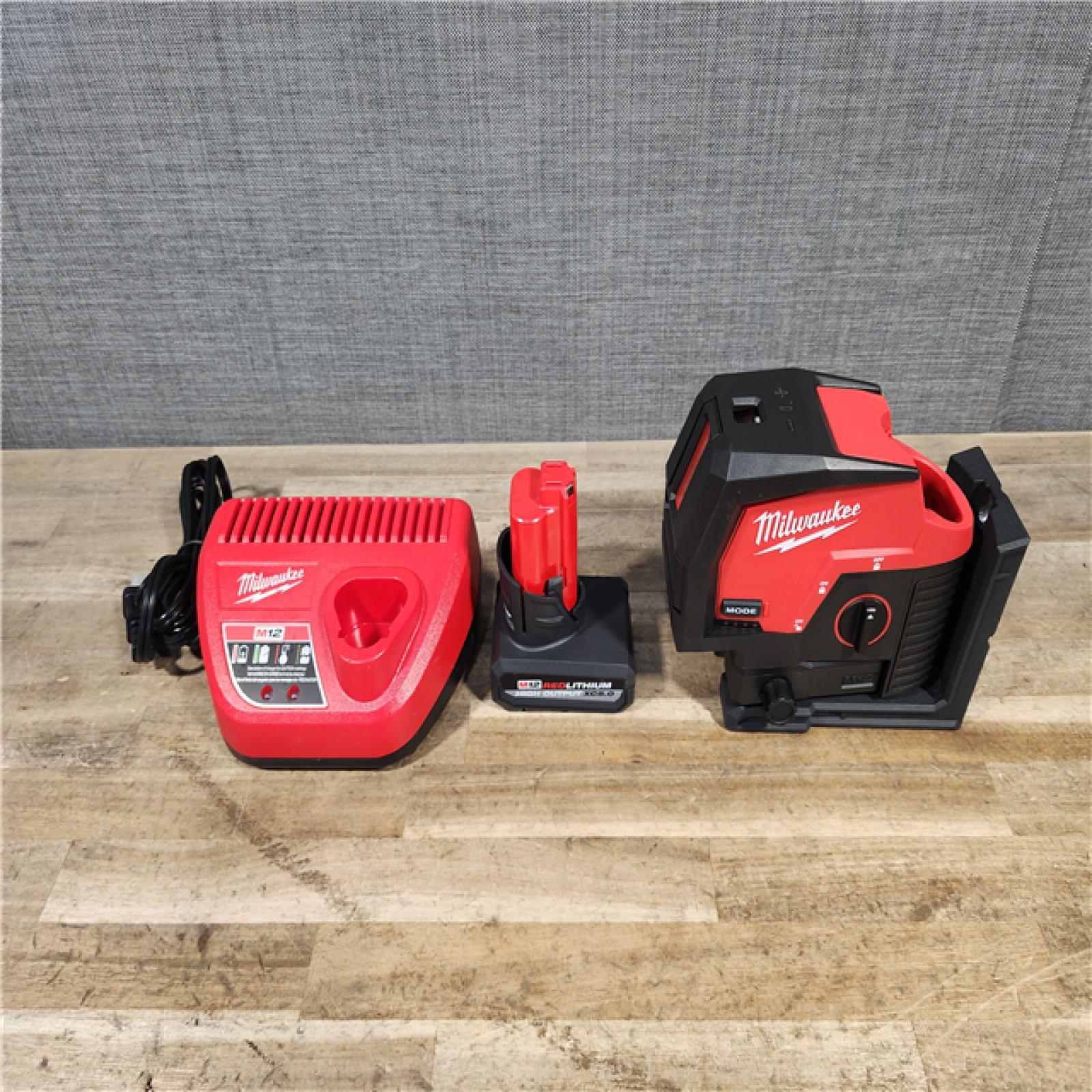 HOUSTON LOCATION - AS-IS (APPEARS LIKE NEW) Milwaukee Green 125 Ft. Cross Line and Plumb Points Laser Level Kit