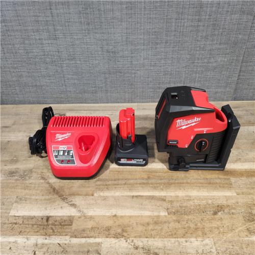 HOUSTON LOCATION - AS-IS (APPEARS LIKE NEW) Milwaukee Green 125 Ft. Cross Line and Plumb Points Laser Level Kit