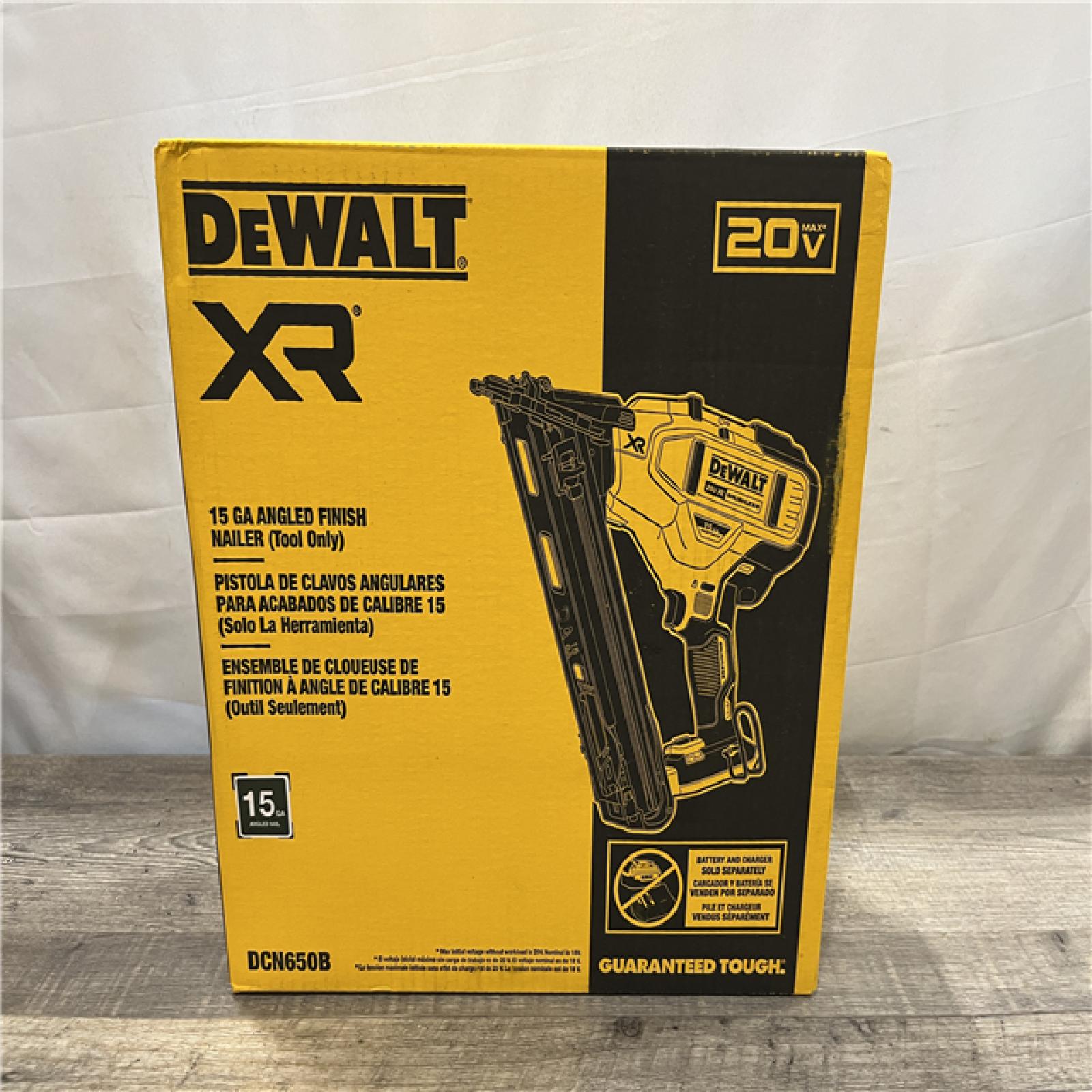 NEW - DEWALT 20V MAX XR Lithium-Ion Cordless 15-Gauge Angled Finish Nailer (Tool Only)