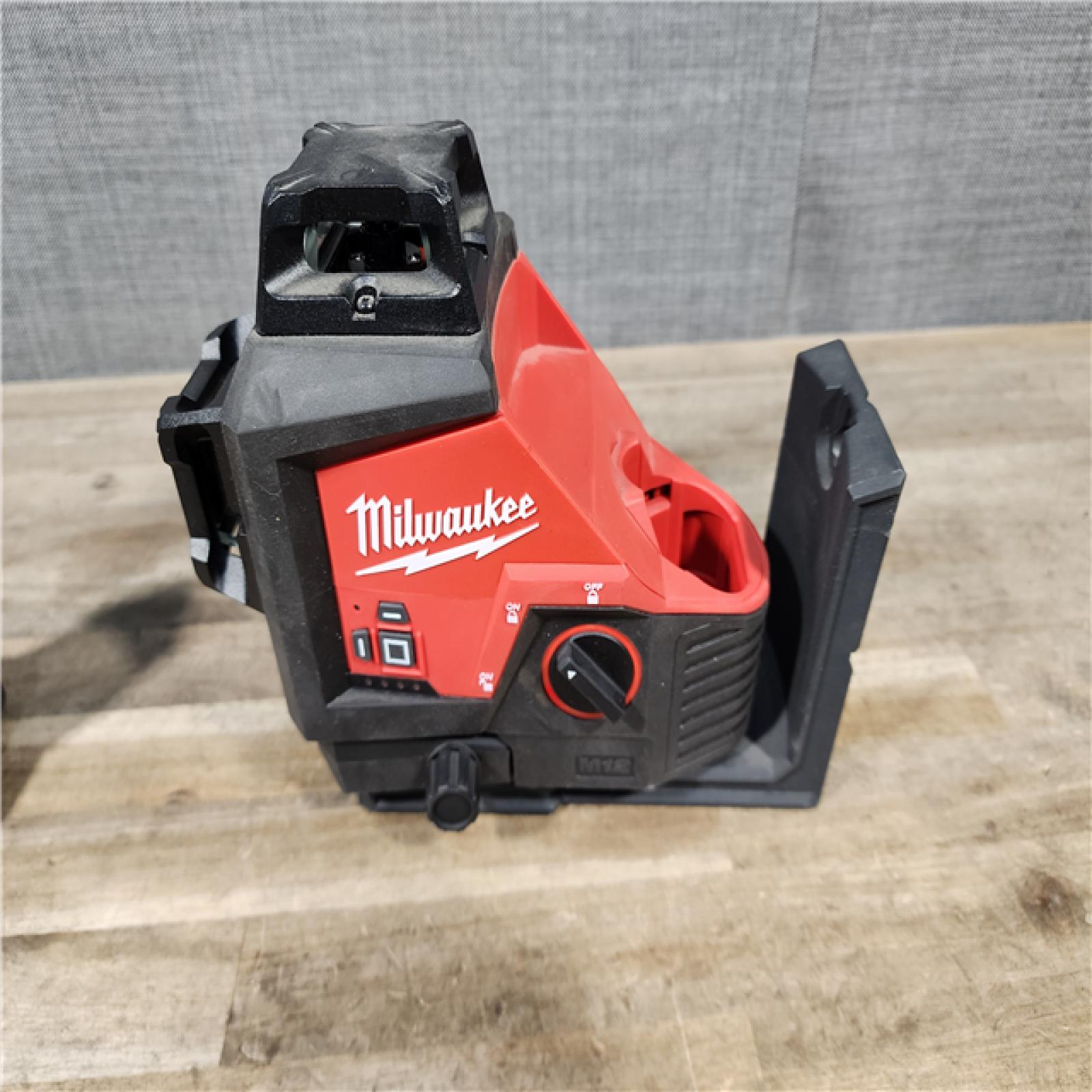 HOUSTON LOCATION - AS-IS Milwaukee-3632-21 M12 Green Beam Laser 360° 3-Plane Kit