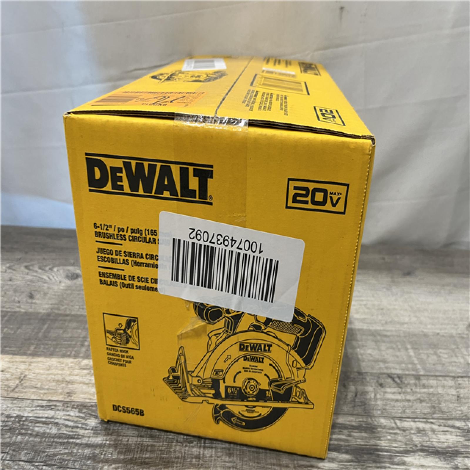 NEW - DEWALT 20V MAX Cordless Brushless 6-1/2 in. Sidewinder Style Circular Saw (Tool Only)