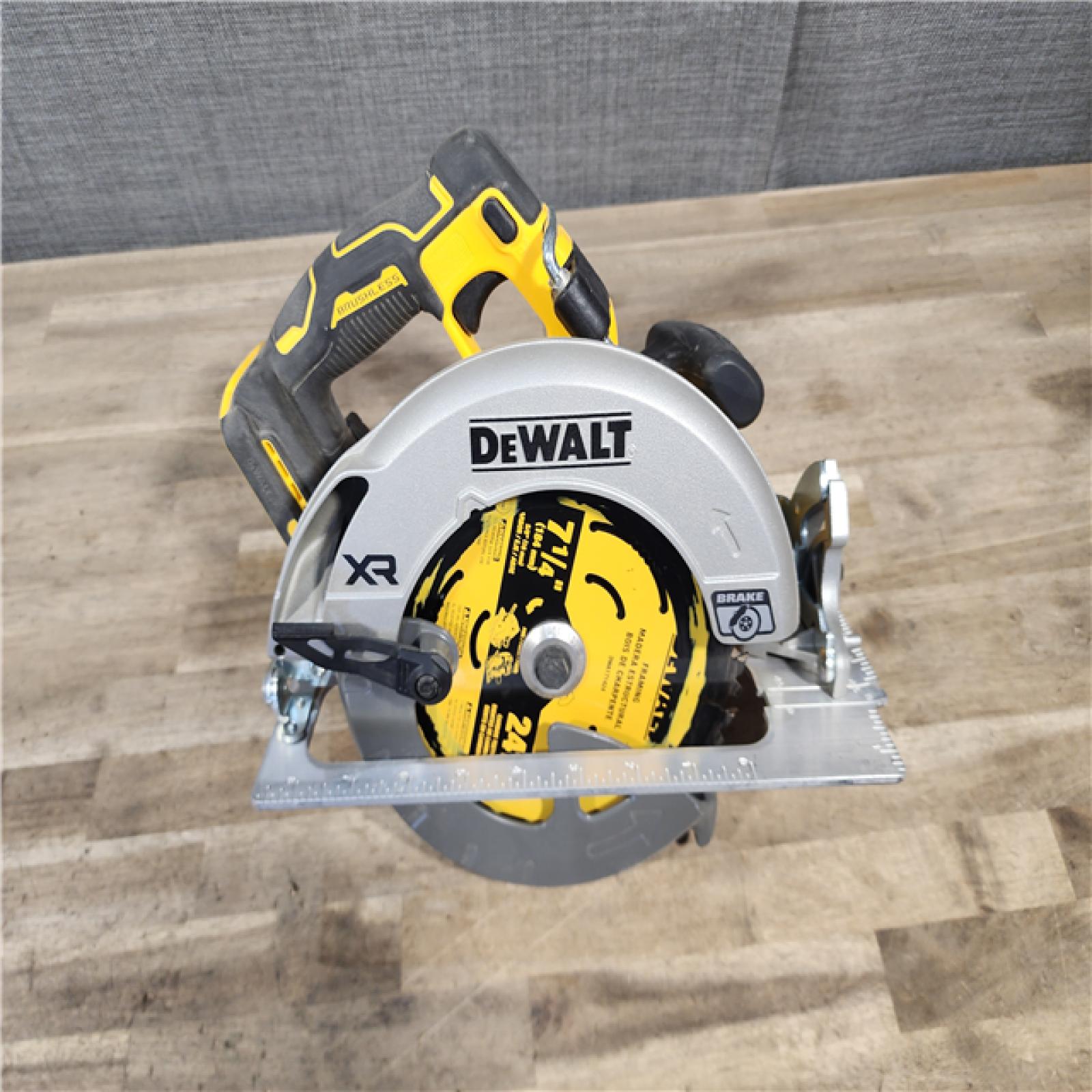HOUSTON LOCATION - AS-IS DEWALT 20-Volt MAX 7-1/4 in. Cordless Circular Saw (Tool Only)